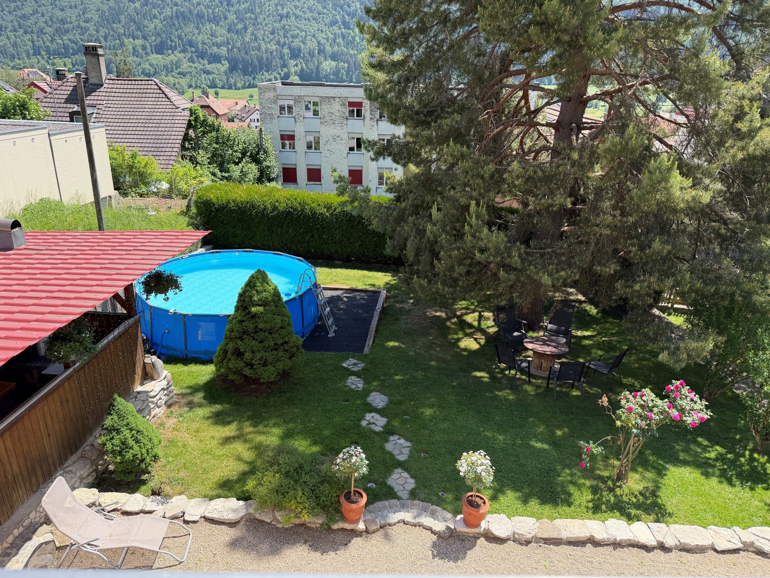 Garten mit Pool und Bergblick