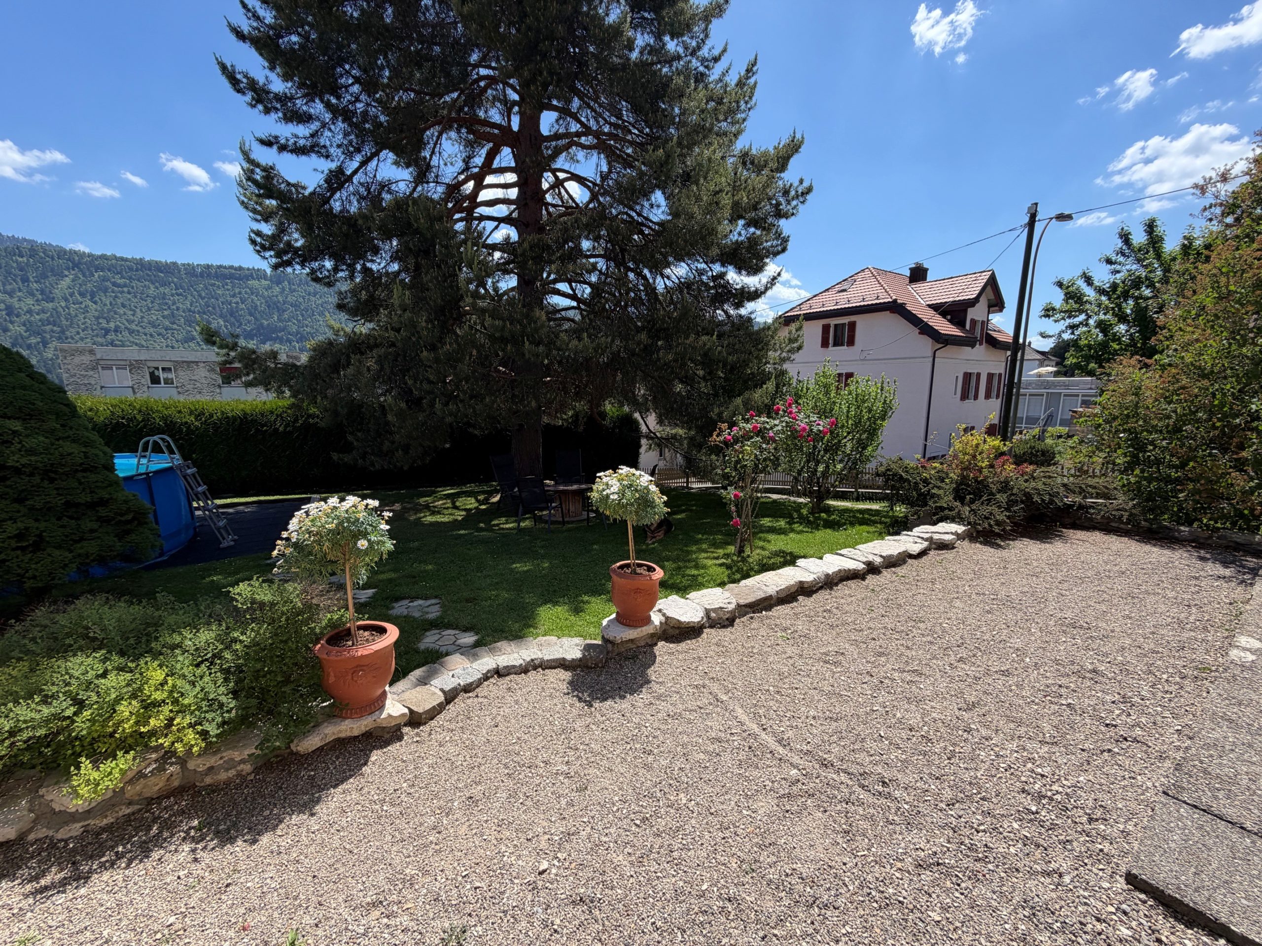 Garten mit Haus und Bergblick