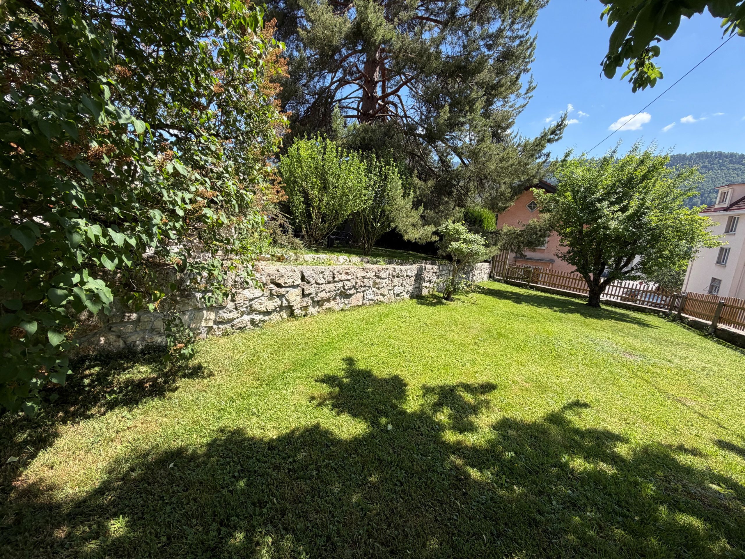 Großer Garten mit Rasen und Bäumen