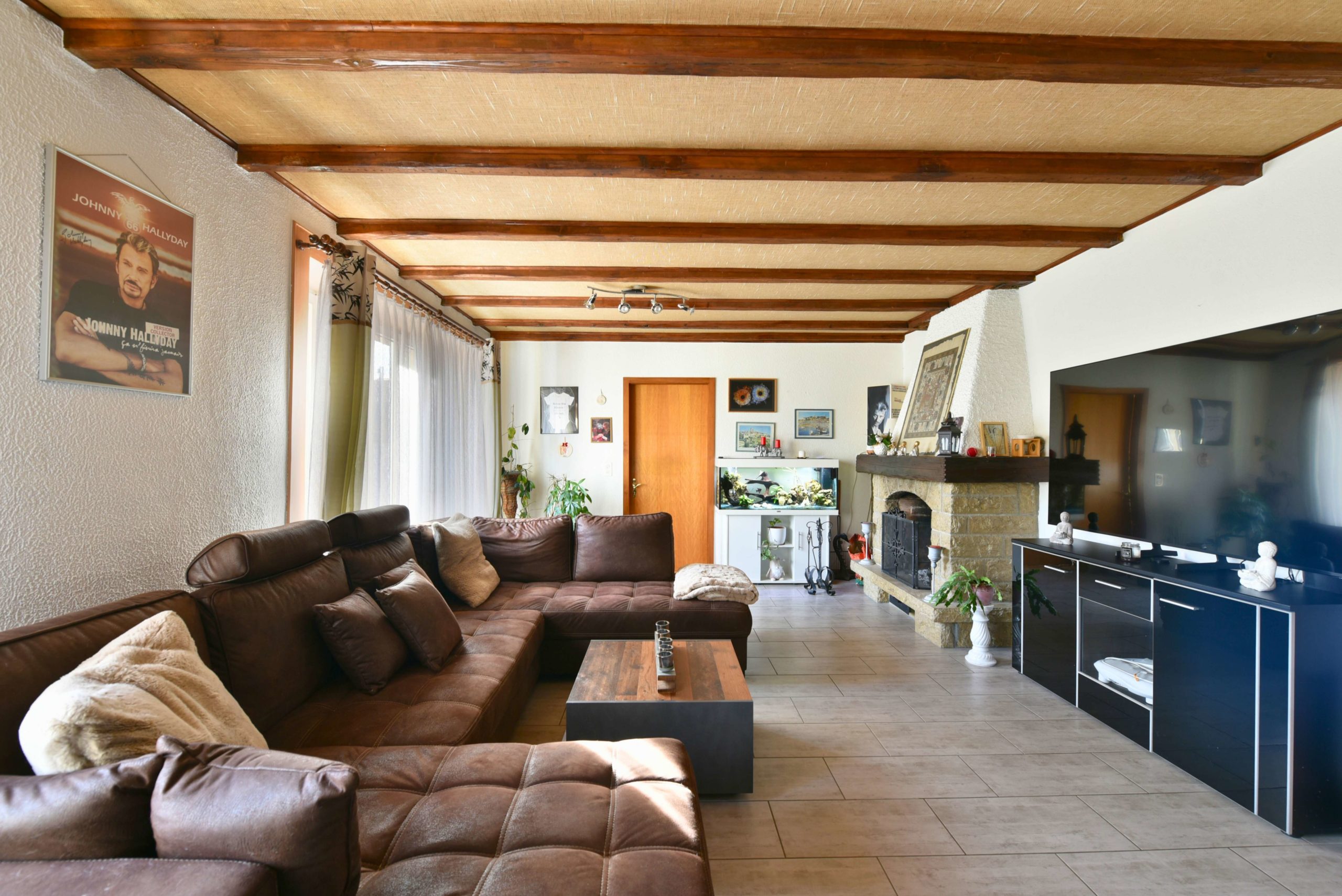 Gemütliches Wohnzimmer mit Kamin und TV