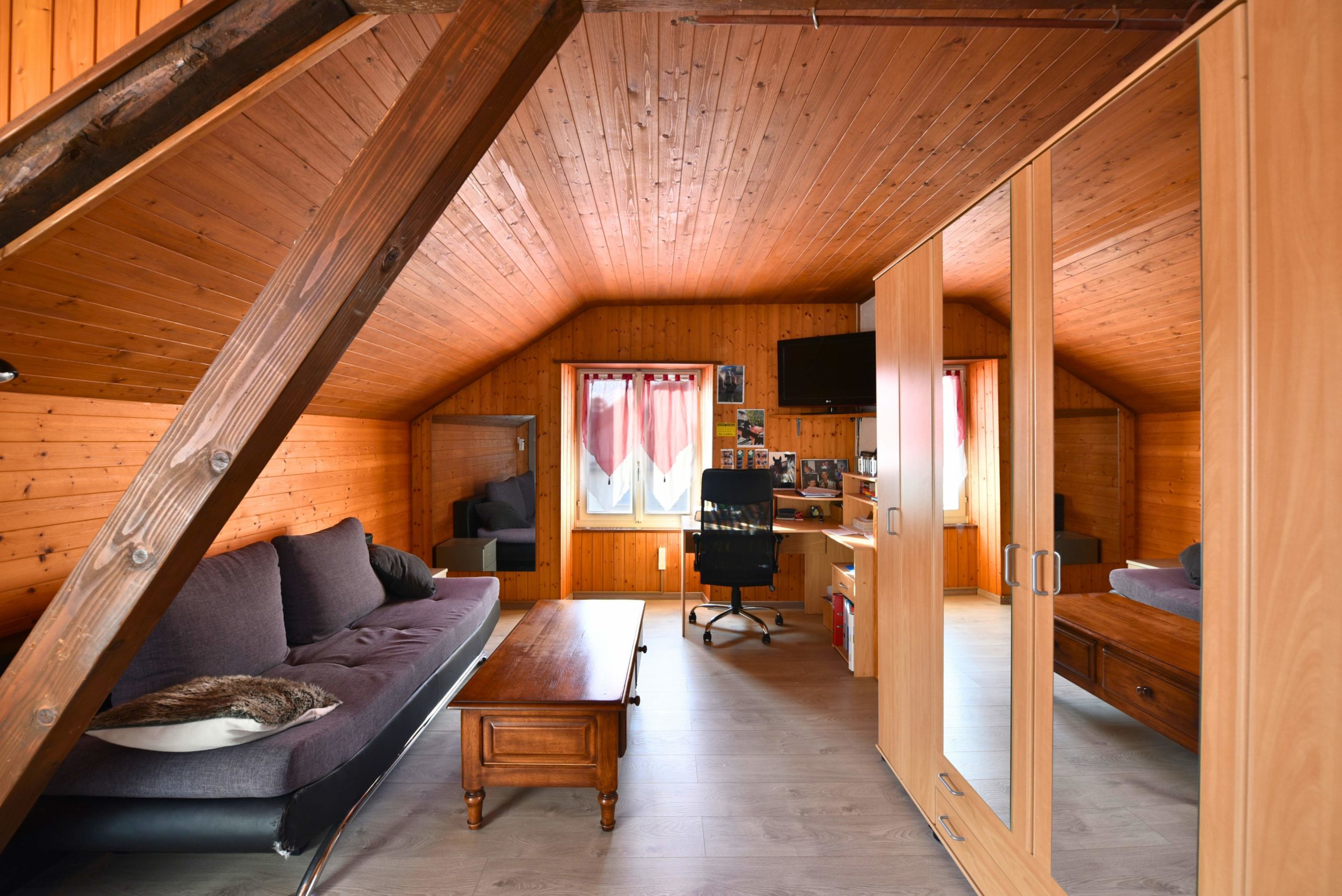 Gemütliches Dachgeschosszimmer mit Holzverkleidung