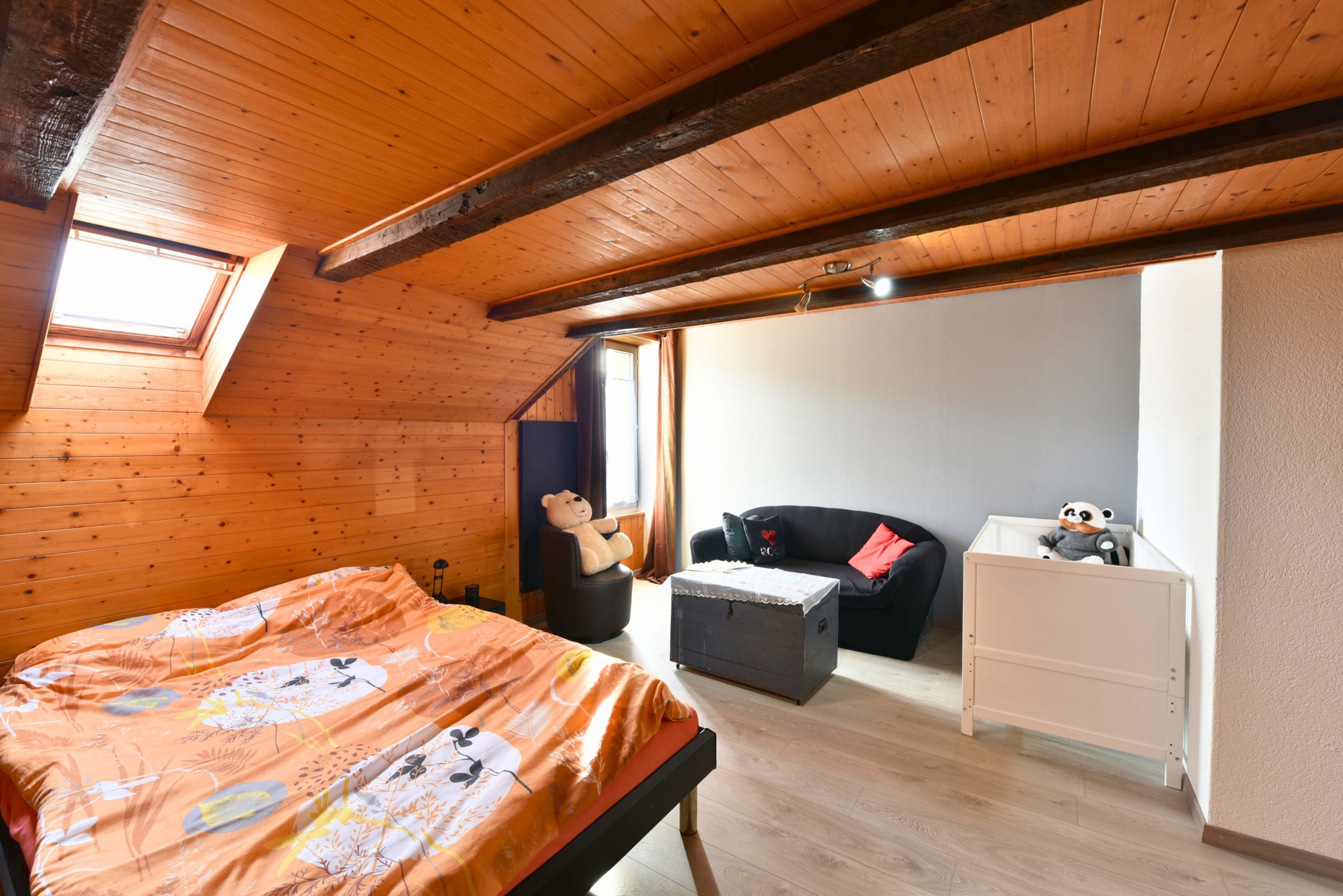 Dachgeschoss-Schlafzimmer mit Holzverkleidung
