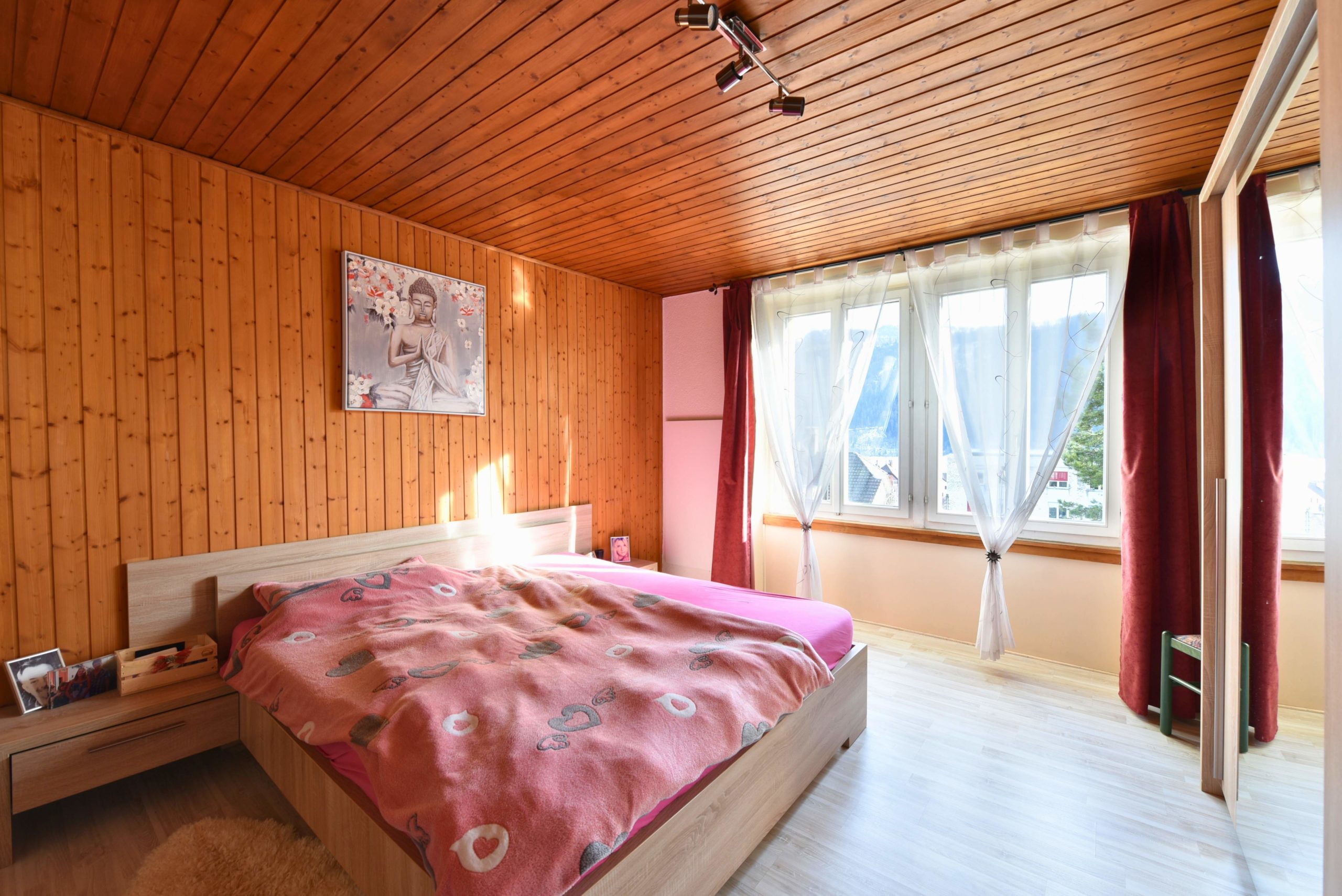 Helles Schlafzimmer mit Holzverkleidung
