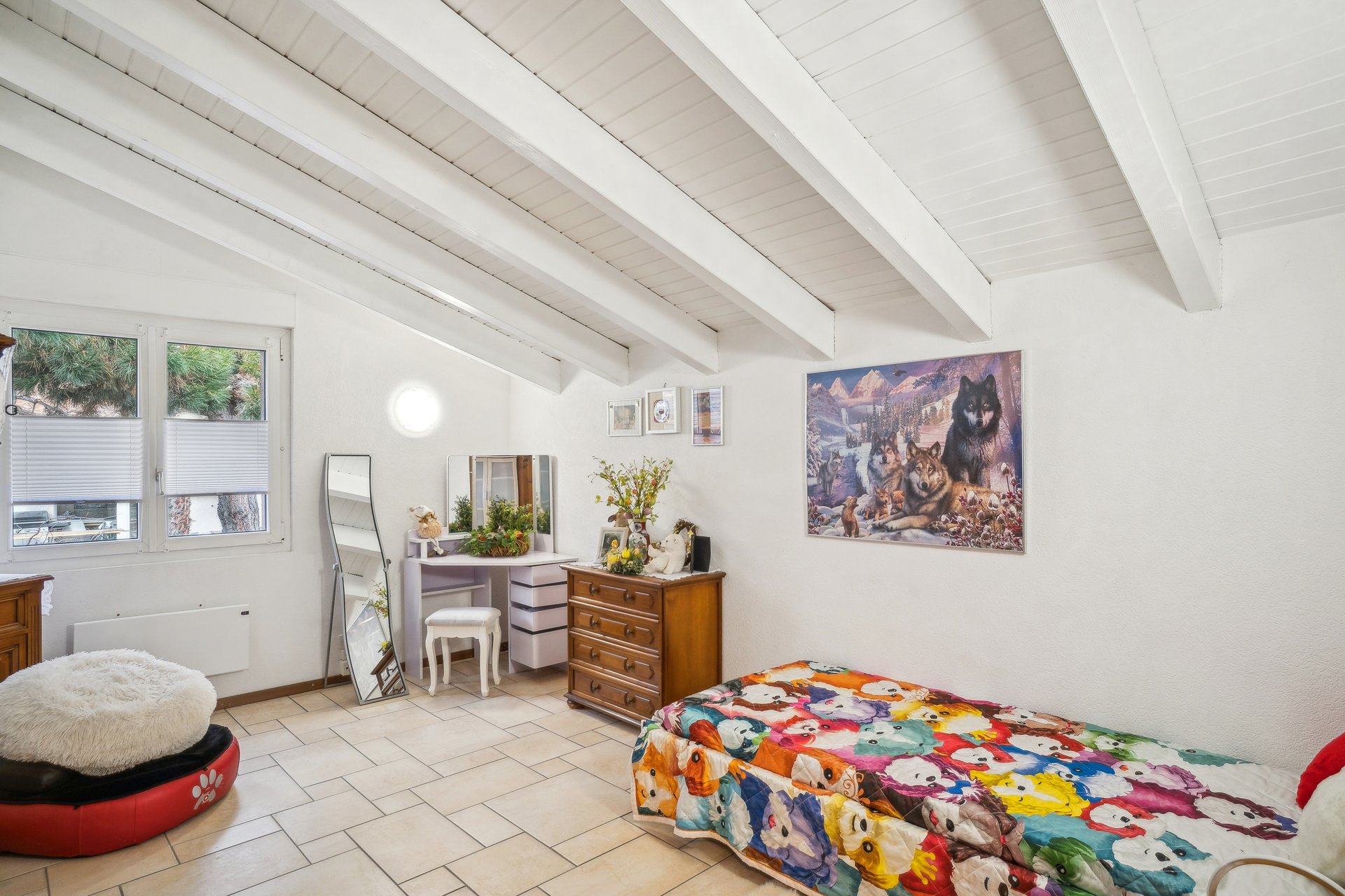 Helles Dachzimmer mit Schlaf- und Schminktischbereich