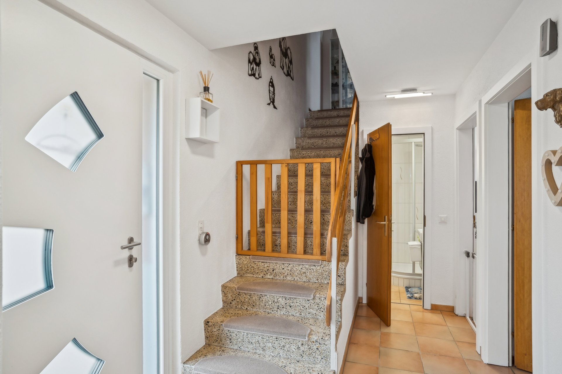 Flur mit Treppe und WC-Zugang