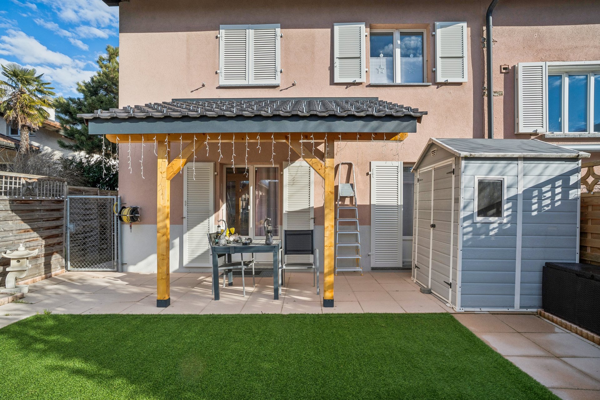 Hausrückseite mit überdachter Terrasse