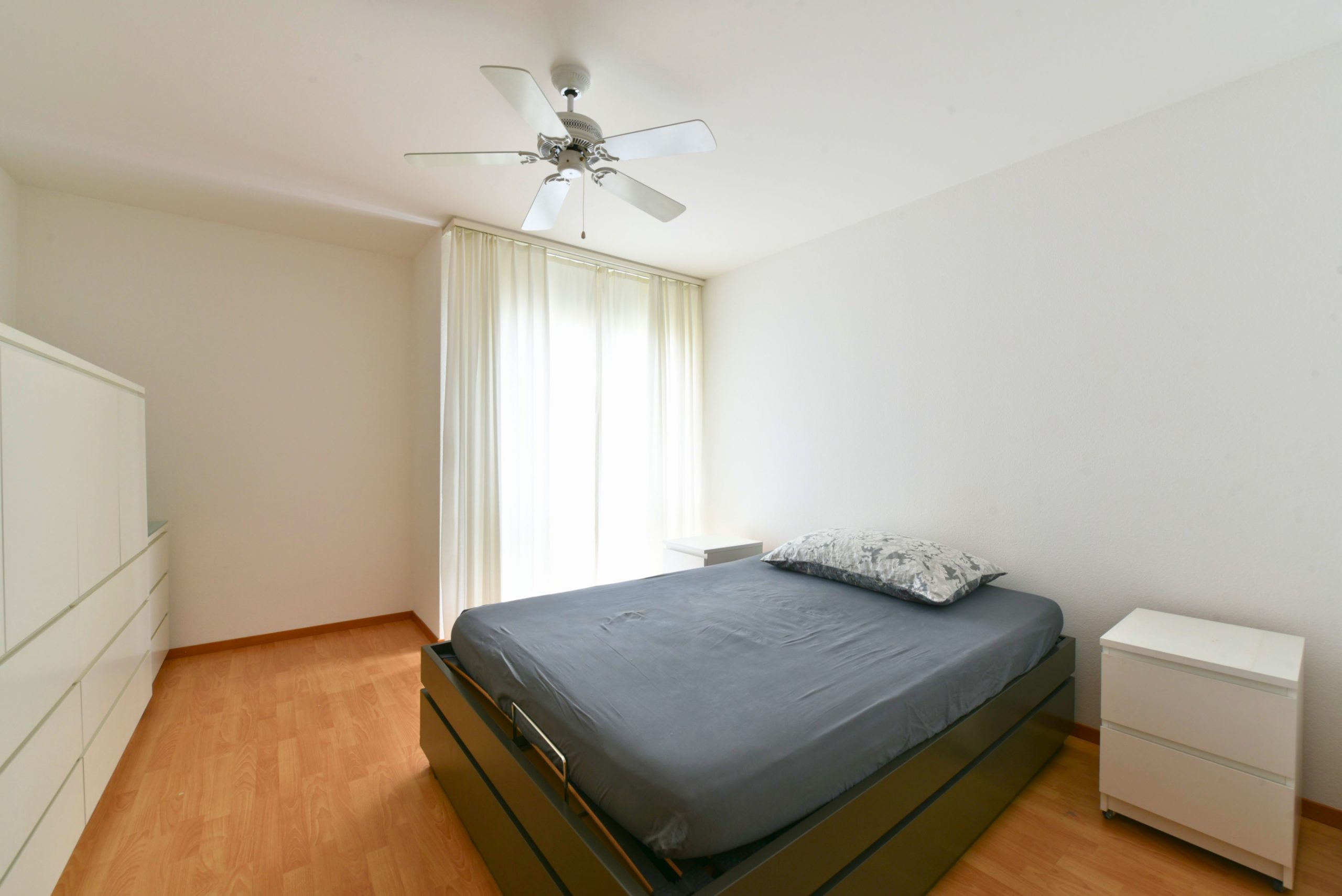 Helles Schlafzimmer mit schlichter Einrichtung