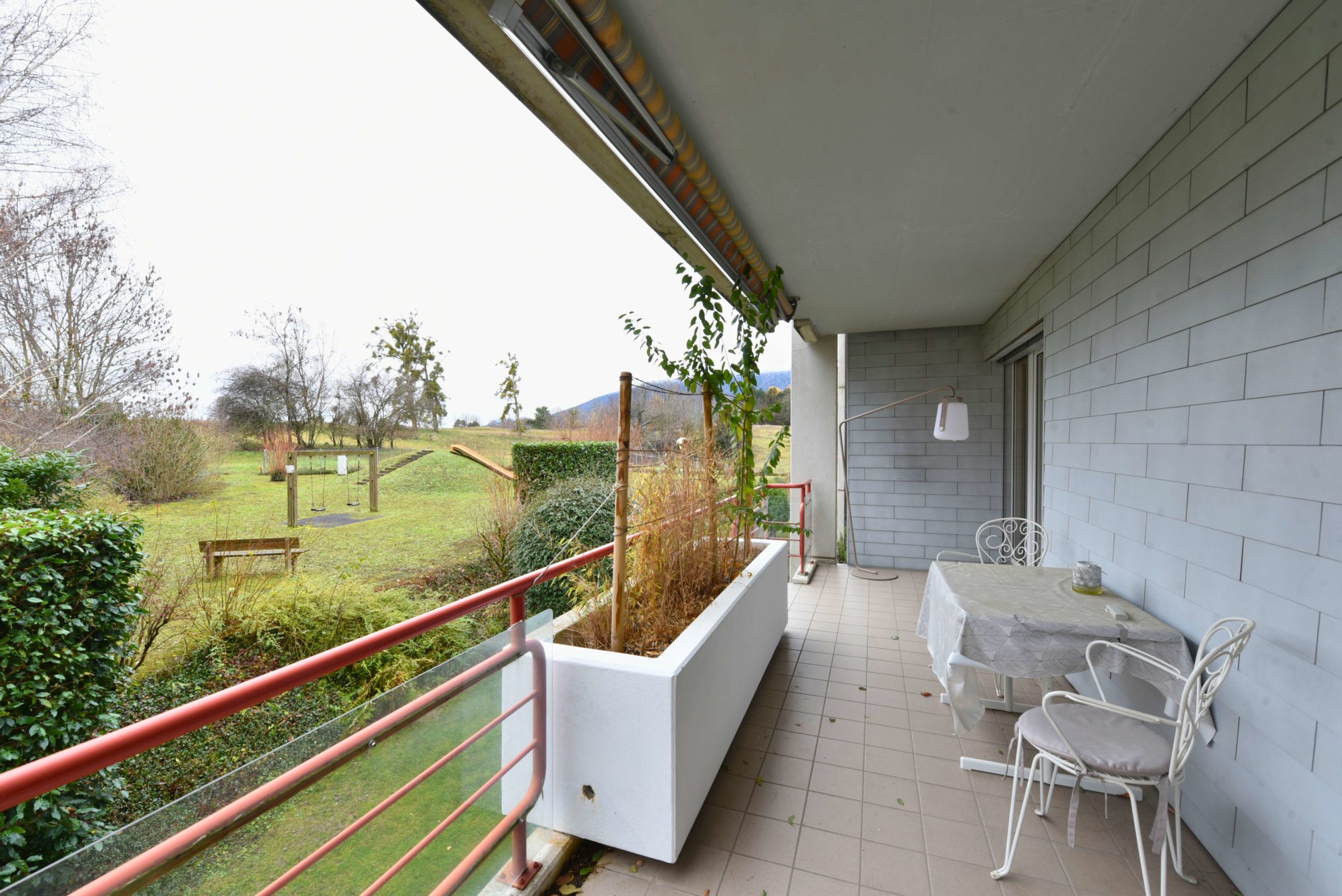 Überdachter Balkon mit Gartenblick