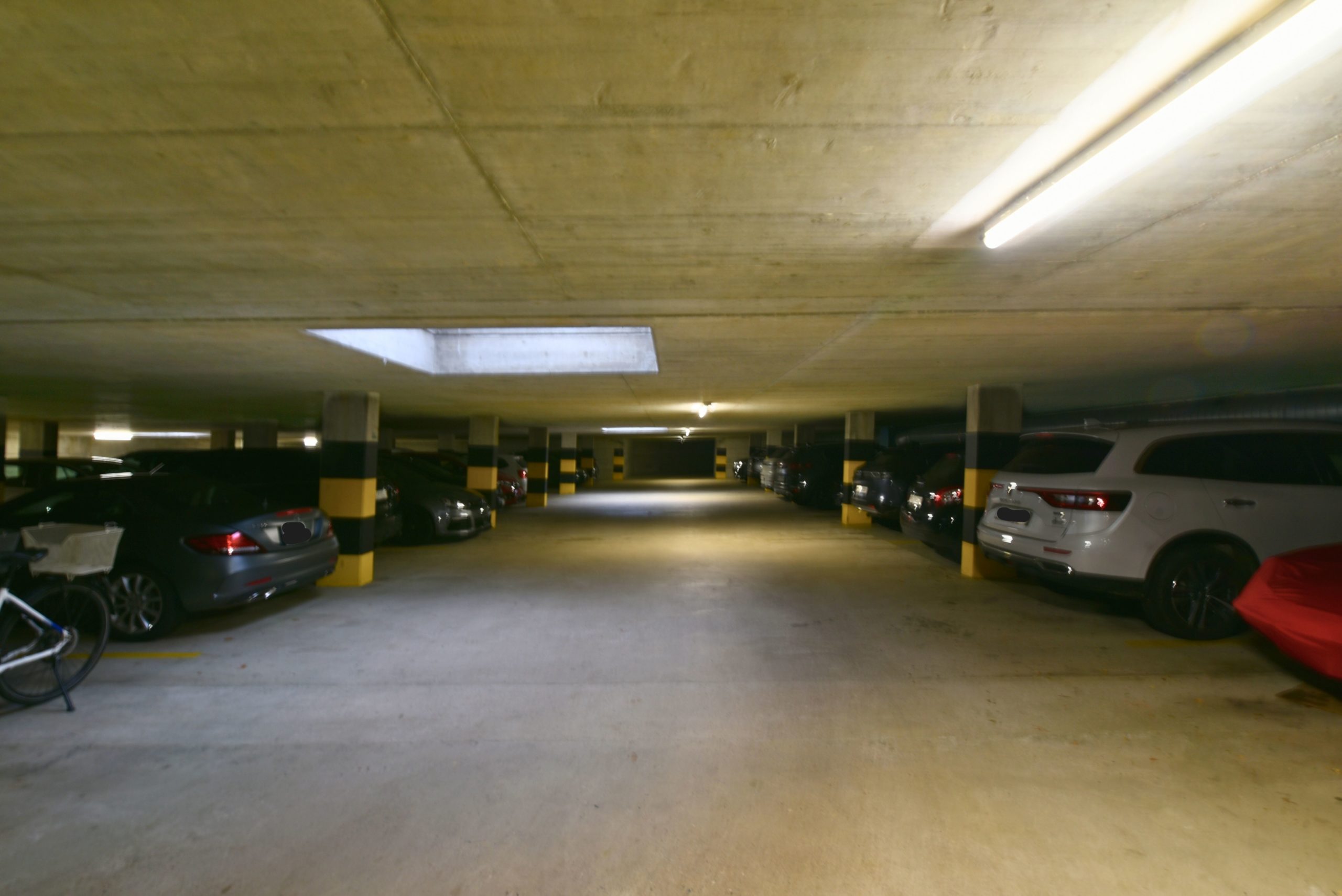 Tiefgarage mit parkenden Fahrzeugen