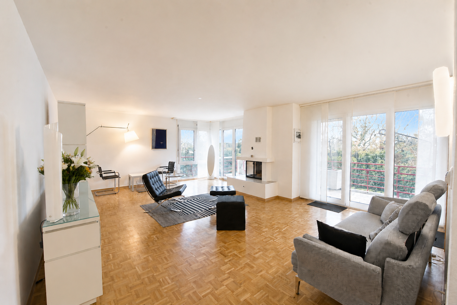 Helles Wohnzimmer mit Panoramafenstern
