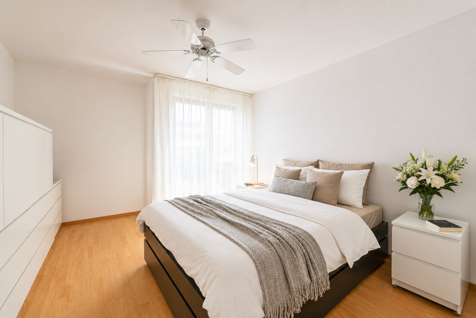 Helles, minimalistisches Schlafzimmer mit Doppelbett