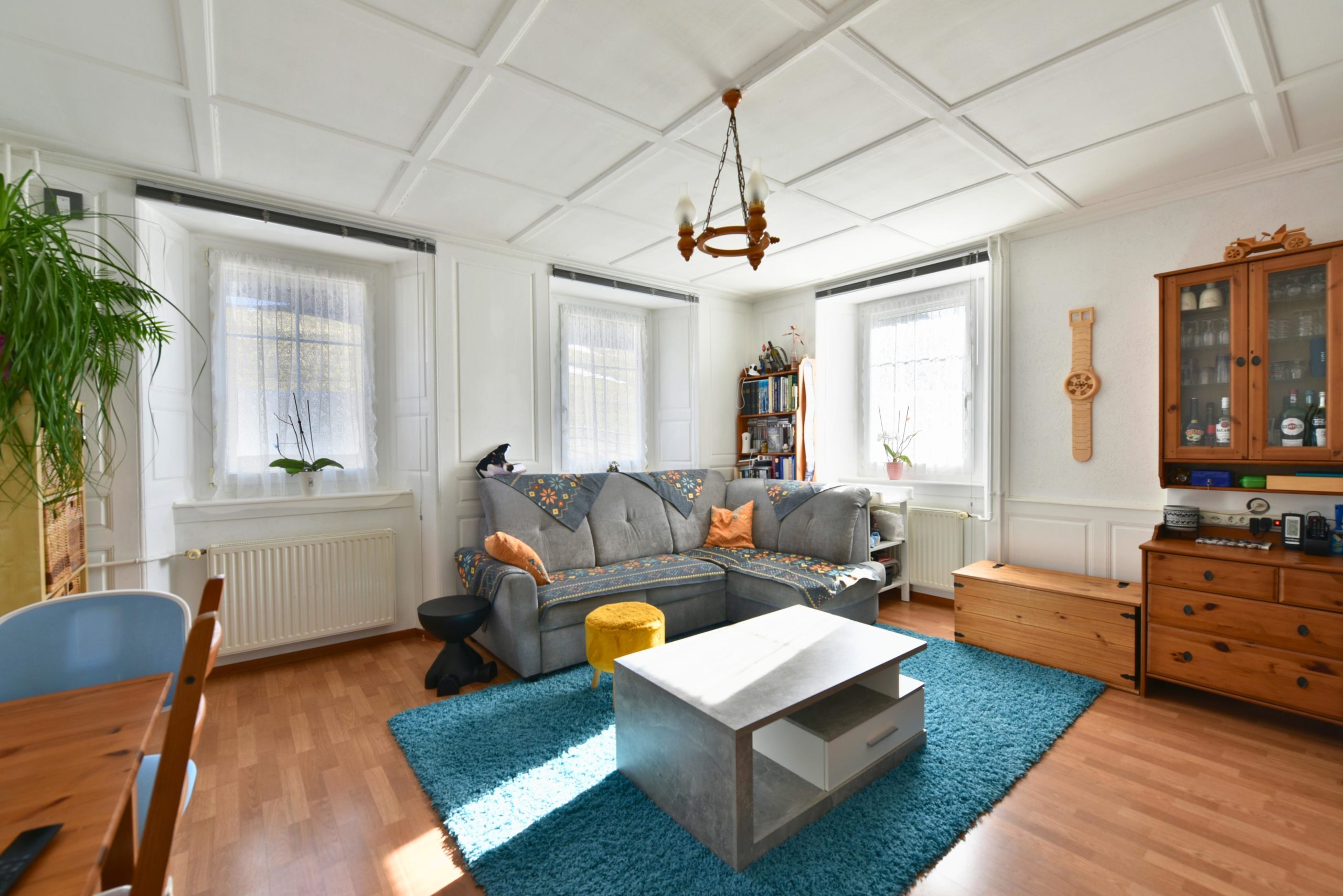 Helles Wohnzimmer mit Retro-Details