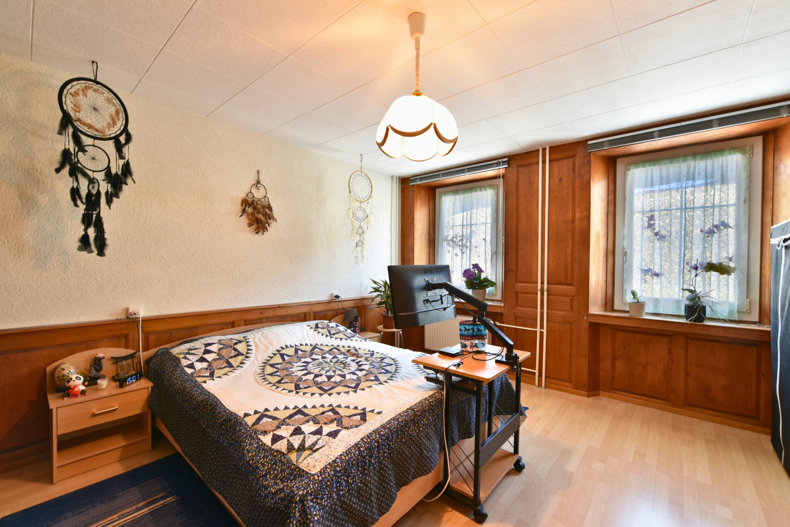 Gemütliches Schlafzimmer mit Holzverkleidung