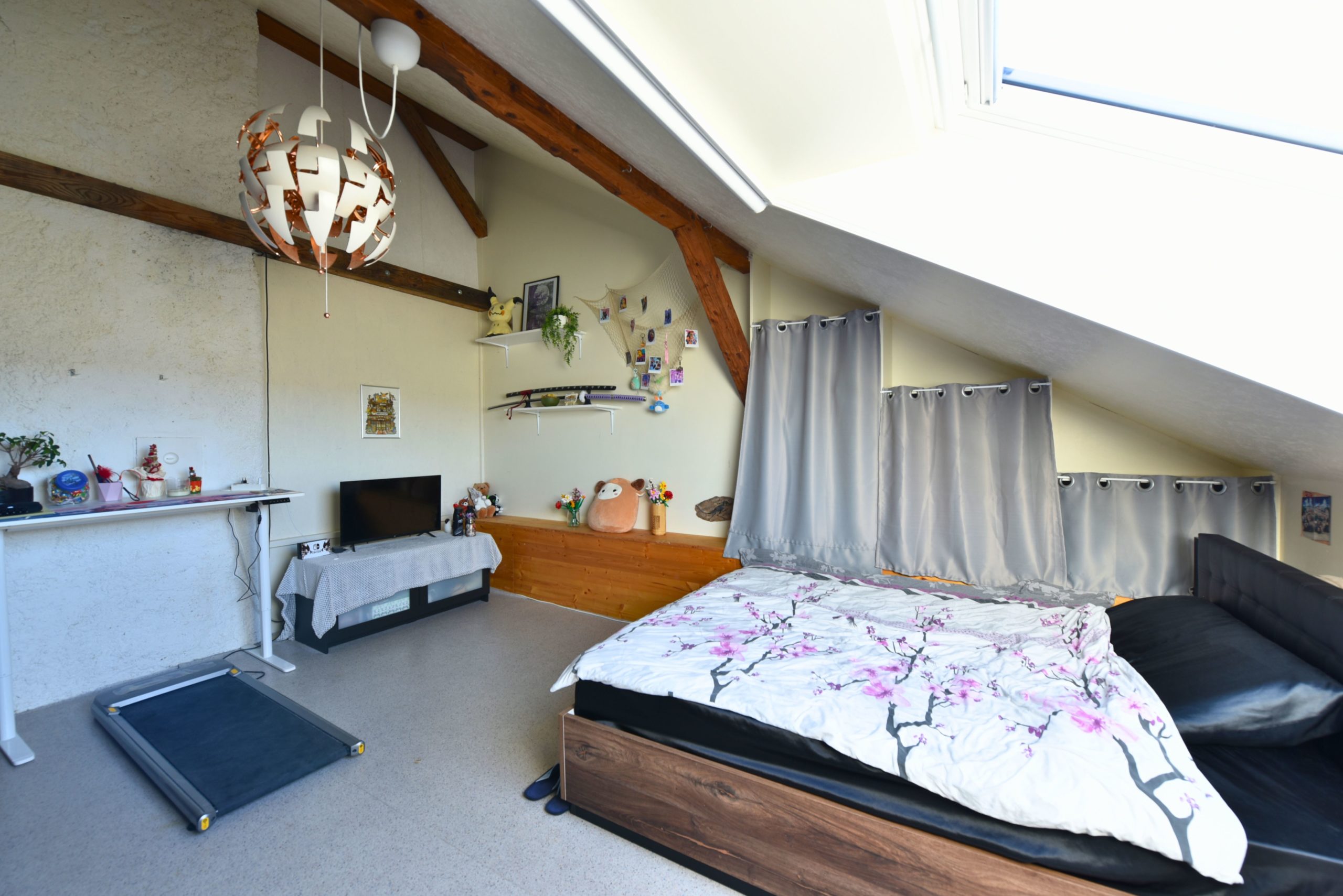 Dachgeschoss-Schlafzimmer mit großem Dachfenster