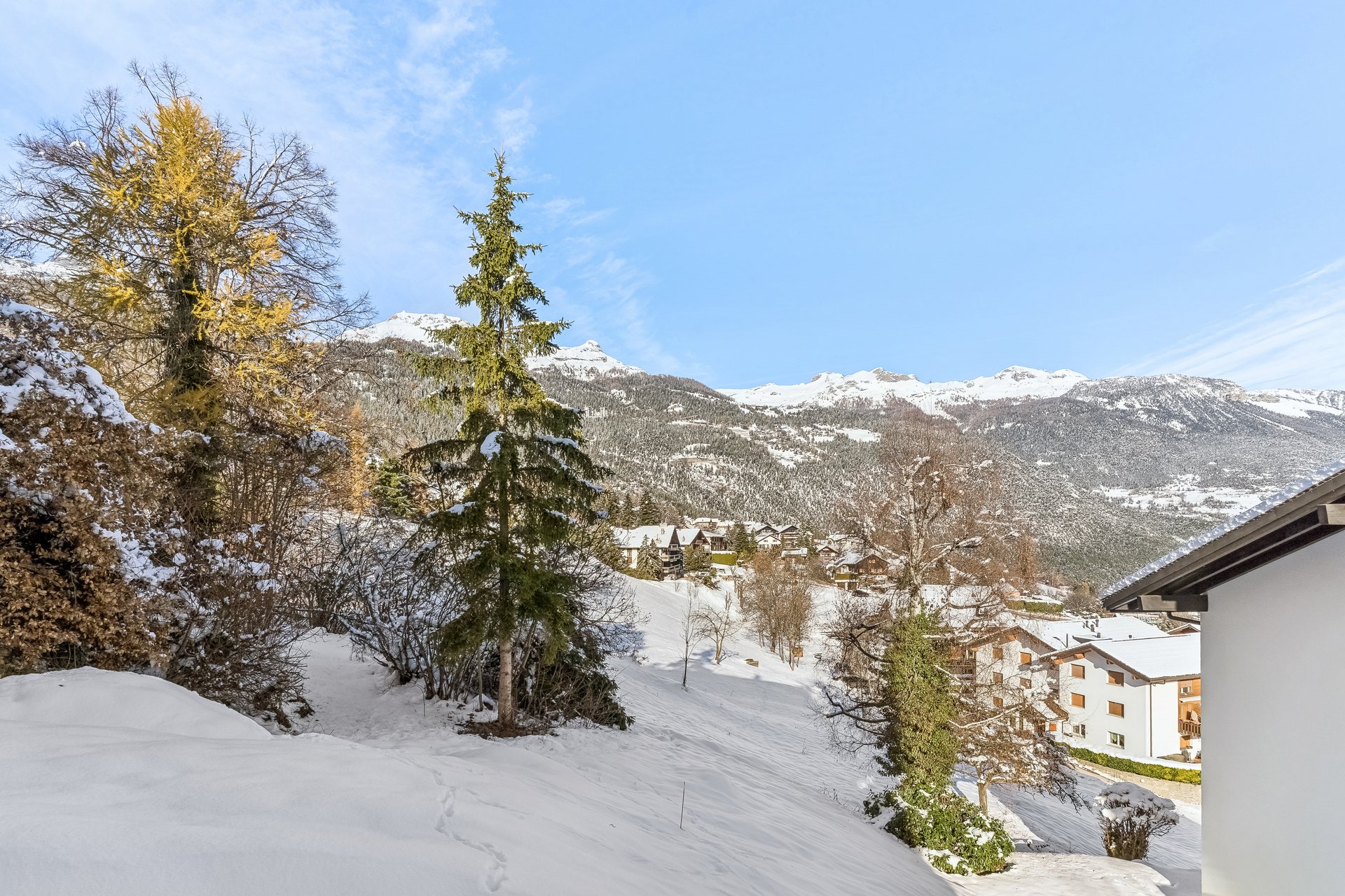 Schneelandschaft mit Bergblick