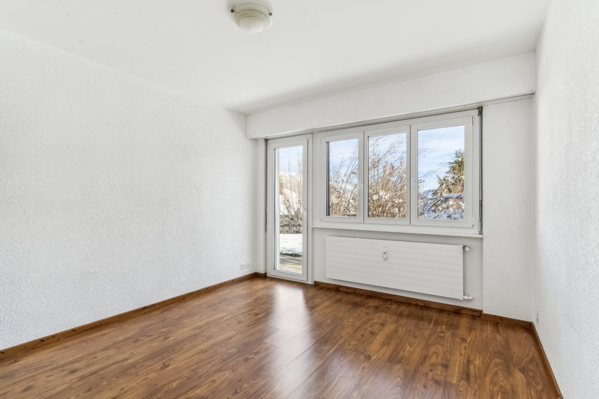 Leerer heller Raum mit Balkon- oder Terrassentür