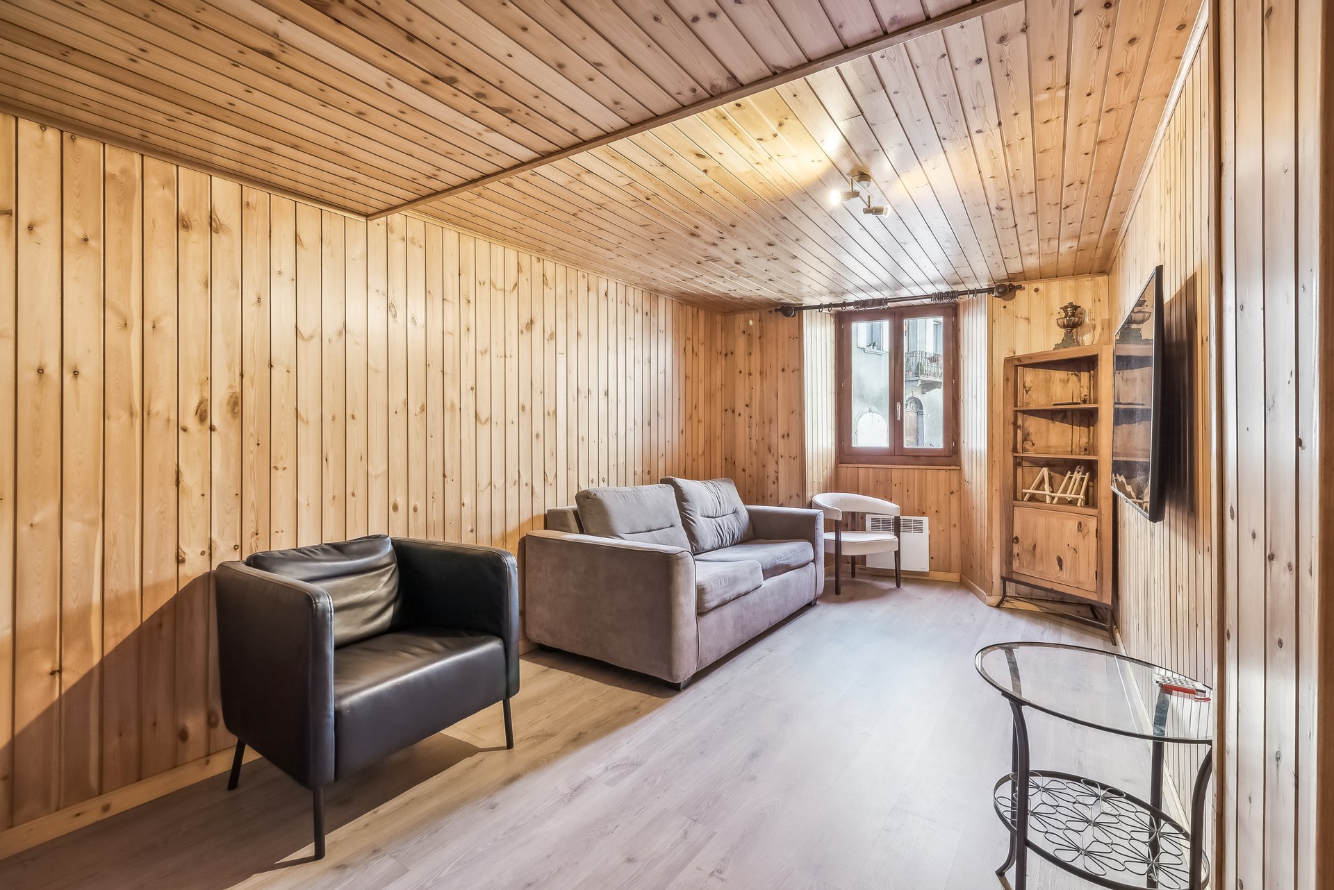 Gemütliches Holzverkleidetes Wohnzimmer