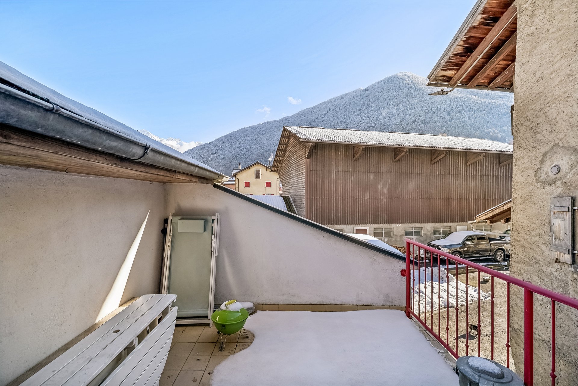 Schneebedeckter Balkon mit Bergblick