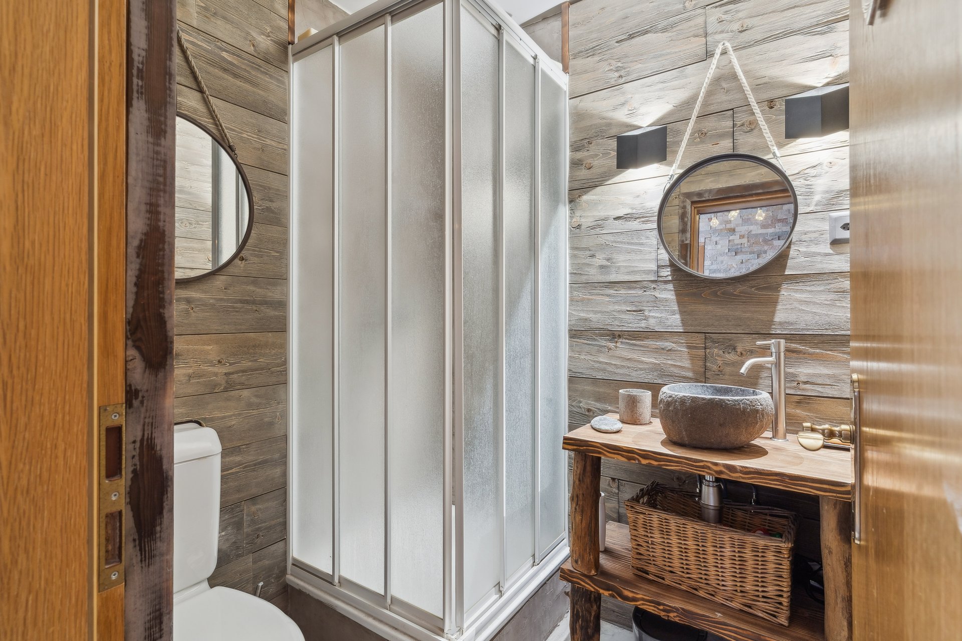 Rustikales Badezimmer mit Naturholz und Dusche