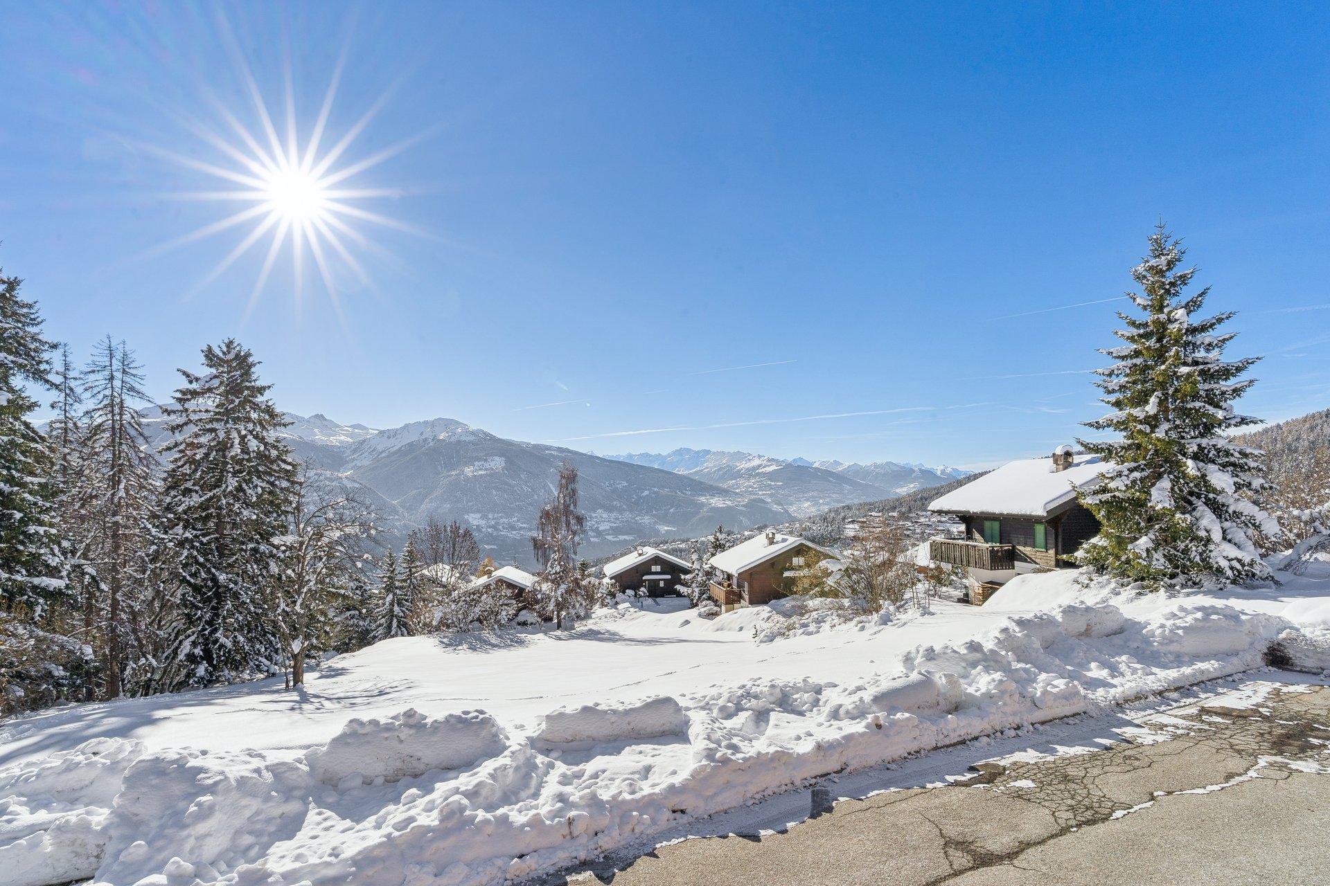 Winterliche Alpenlandschaft mit Chalets und Schnee