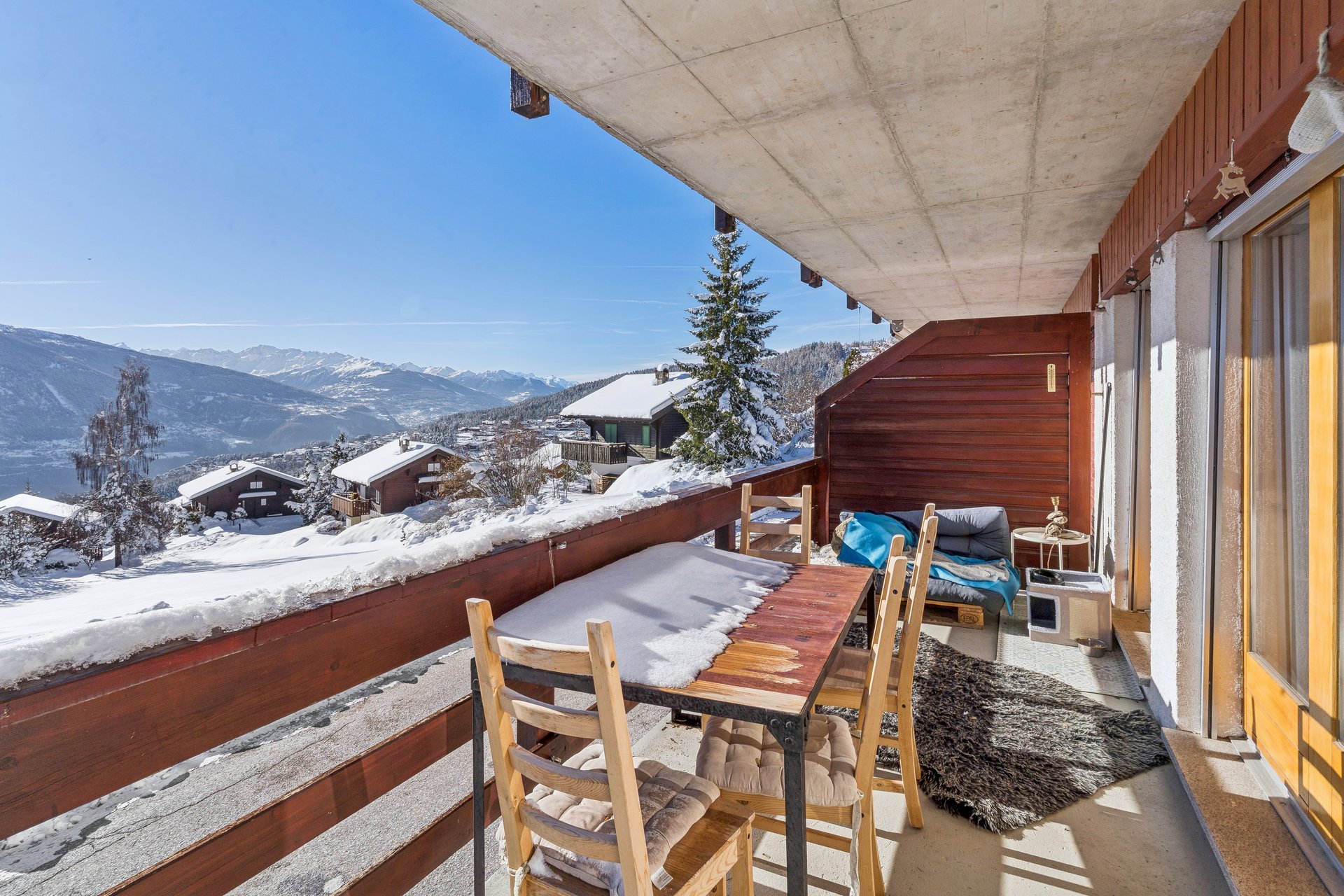 Balkon mit Bergblick