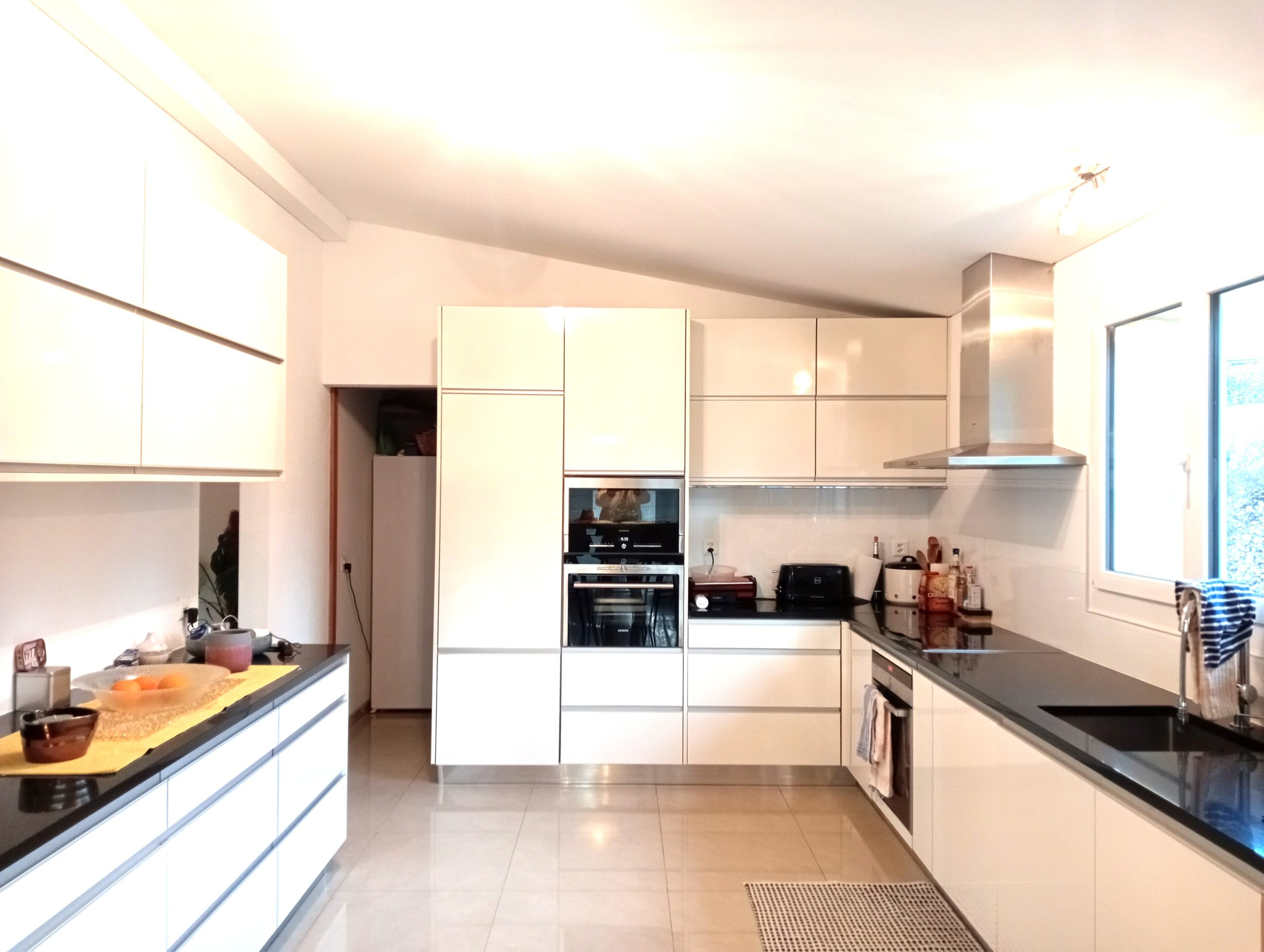 Moderne Einbauküche mit Hochglanzfronten