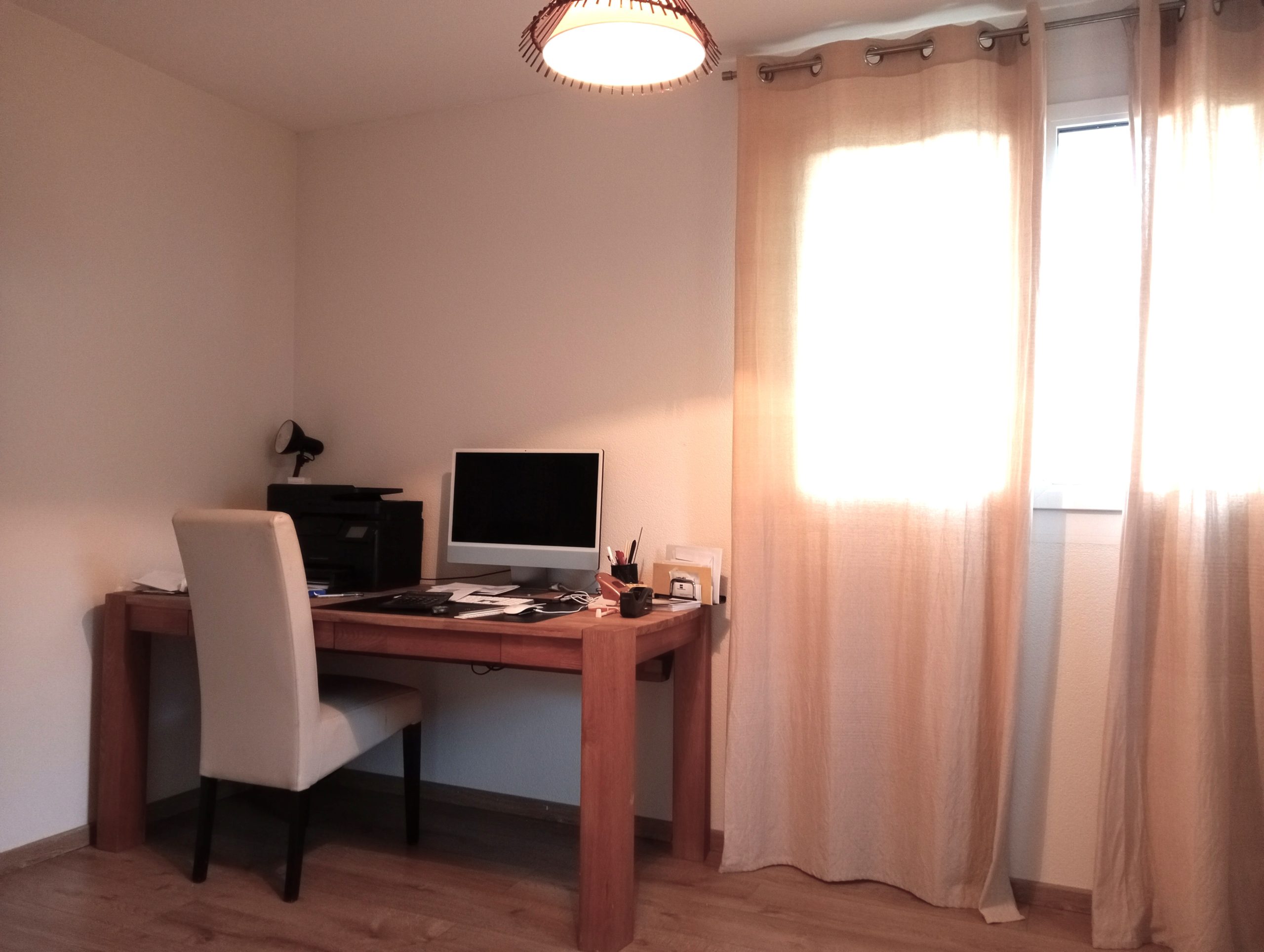 Arbeitszimmer mit Schreibtisch am Fenster