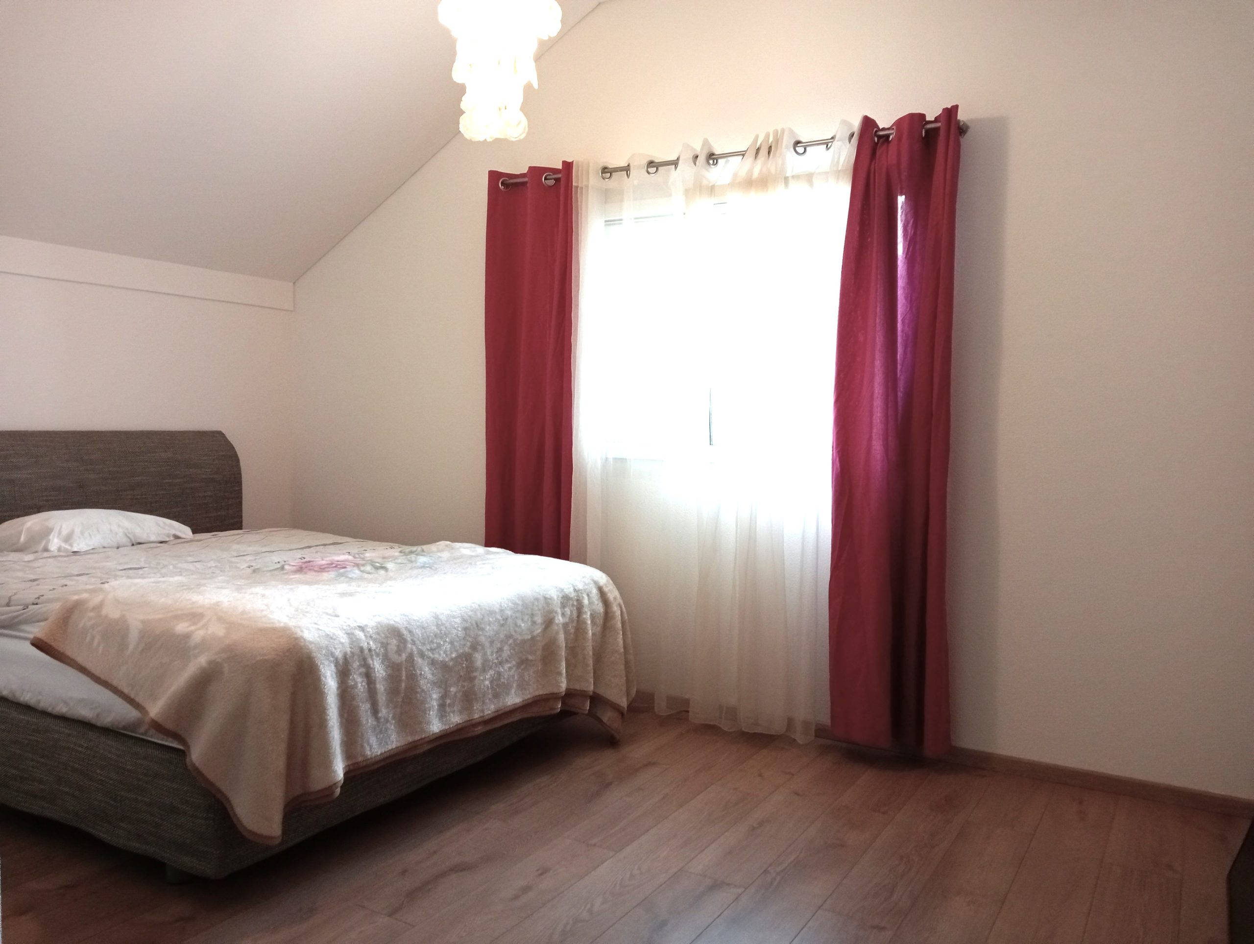 Helles Schlafzimmer mit Dachschräge