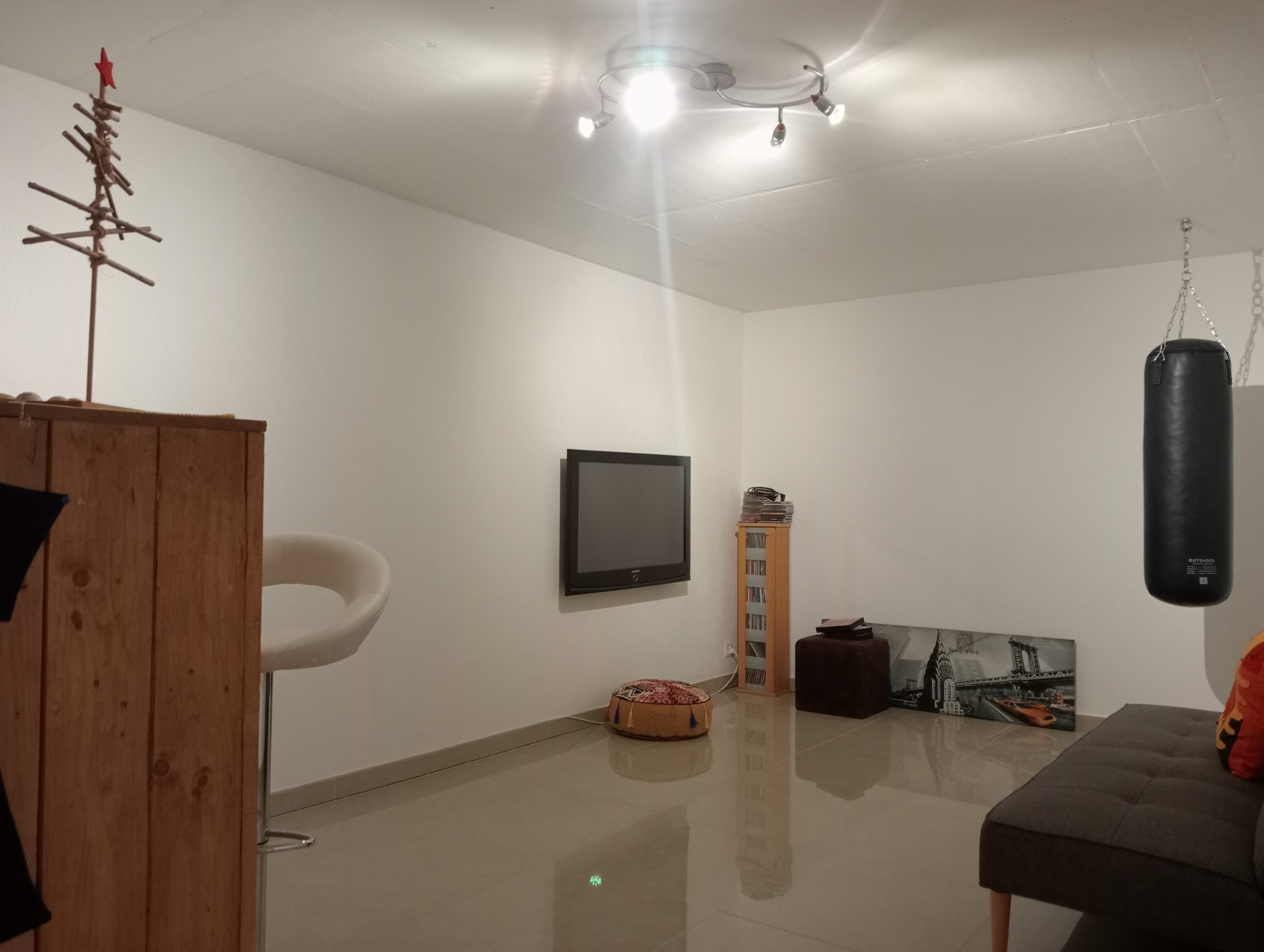 Freizeitraum mit Fernseher und Boxsack