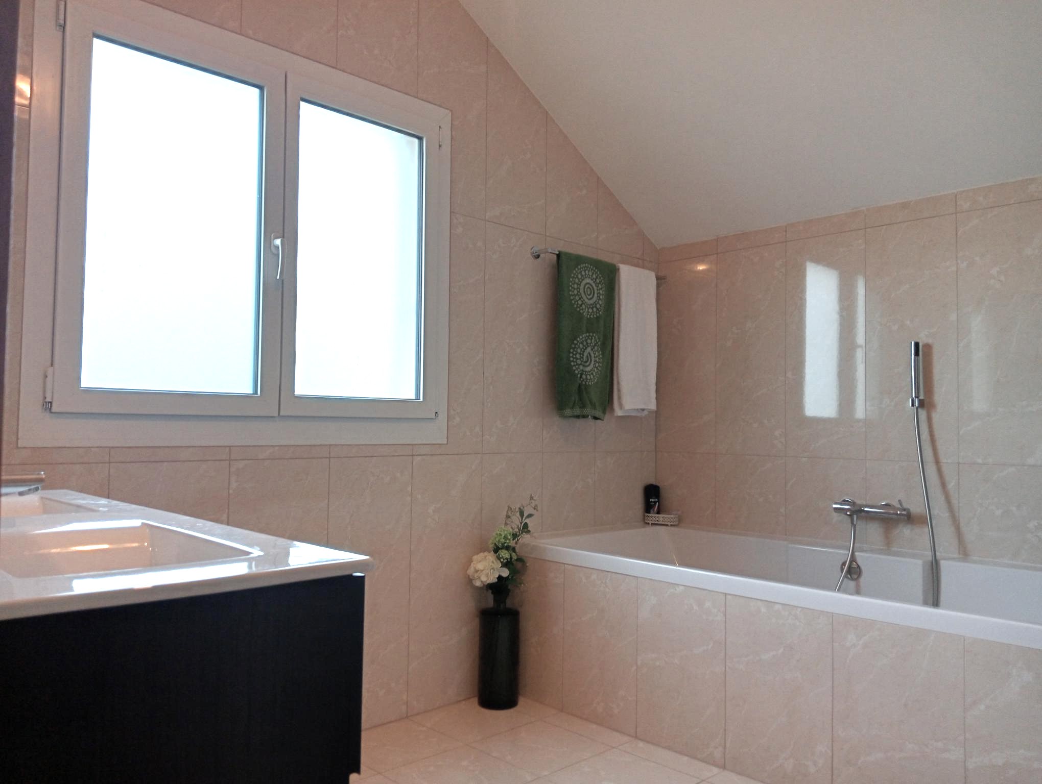 Modernes Badezimmer mit Badewanne und Fenster