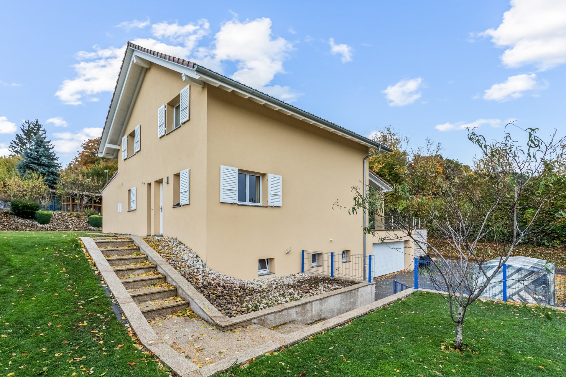 Freistehendes Einfamilienhaus mit Garten