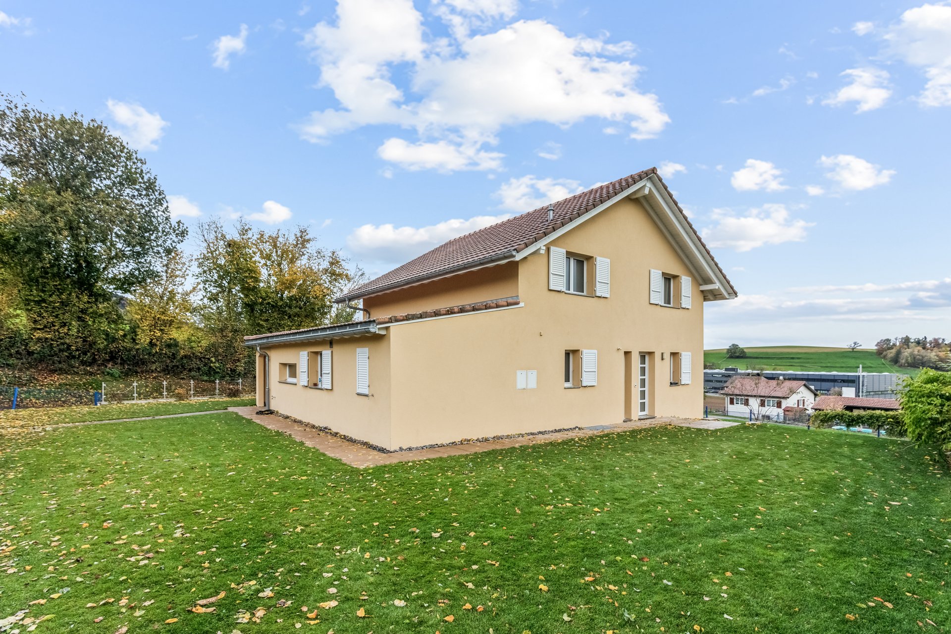Einfamilienhaus mit Gartenansicht