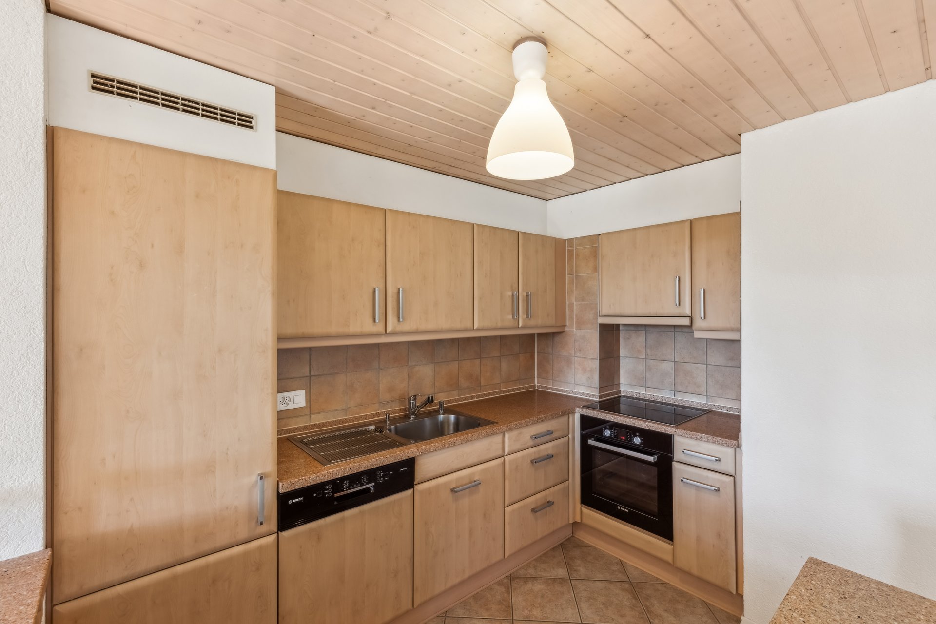 Kompakte Einbauküche mit Holzfronten
