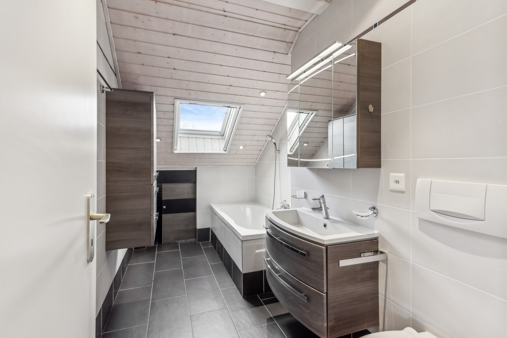 Modernes Dachgeschoss-Badezimmer