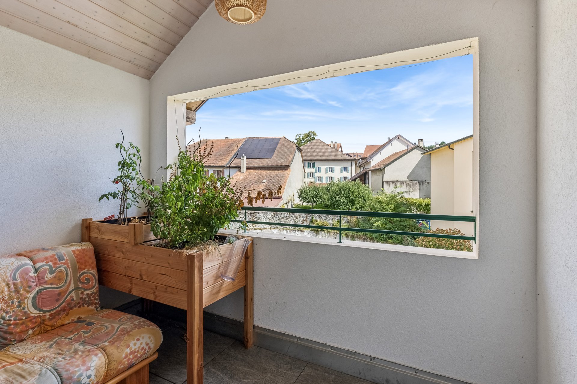 Balkon mit Blick auf die Nachbarhäuser