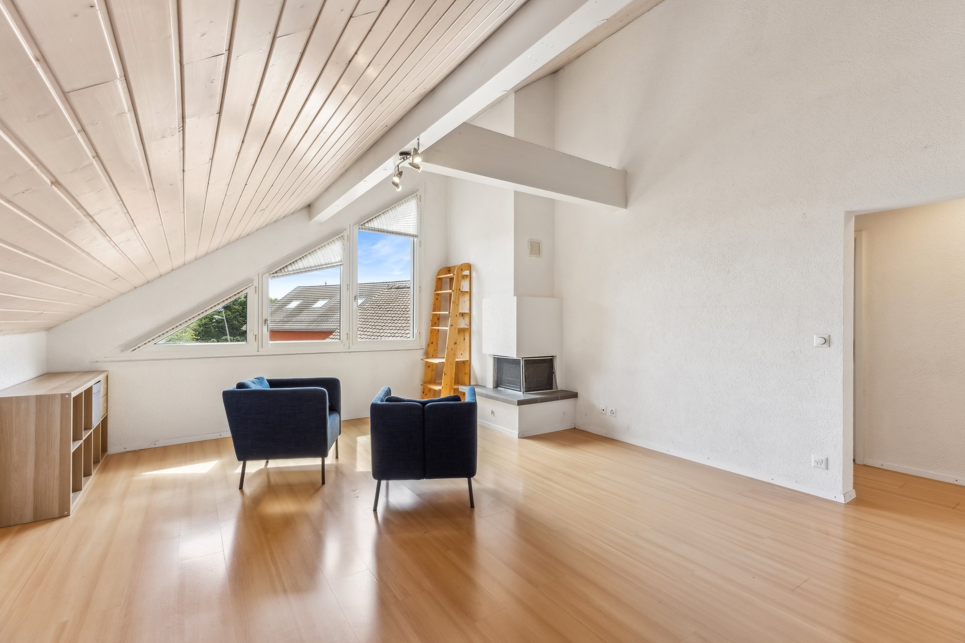 Helles Dachgeschosszimmer mit Dachschrägen