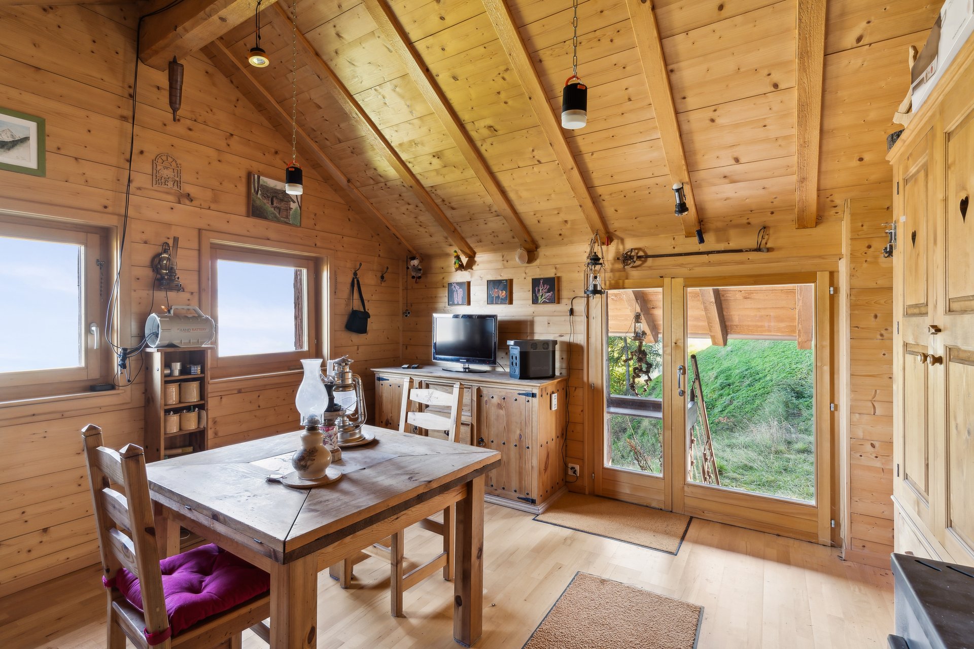 Gemütlicher Holzraum mit rustikalem Charakter
