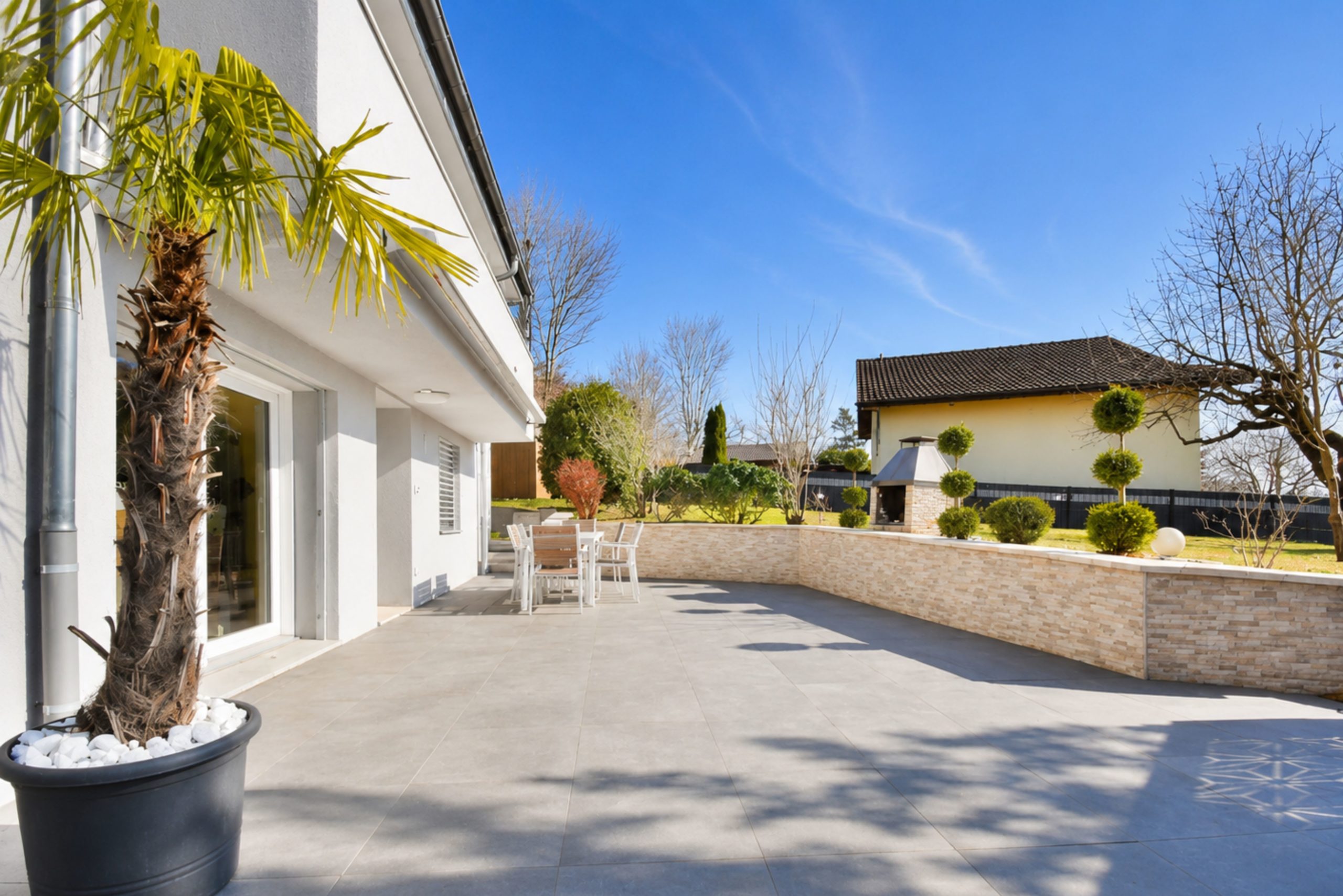 Große sonnige Terrasse mit Garten