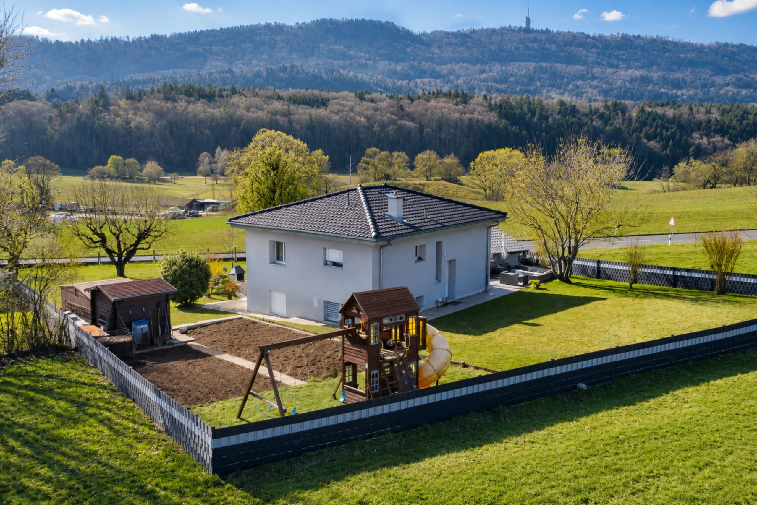 Ländliches Einfamilienhaus mit großem Garten und Bergblick