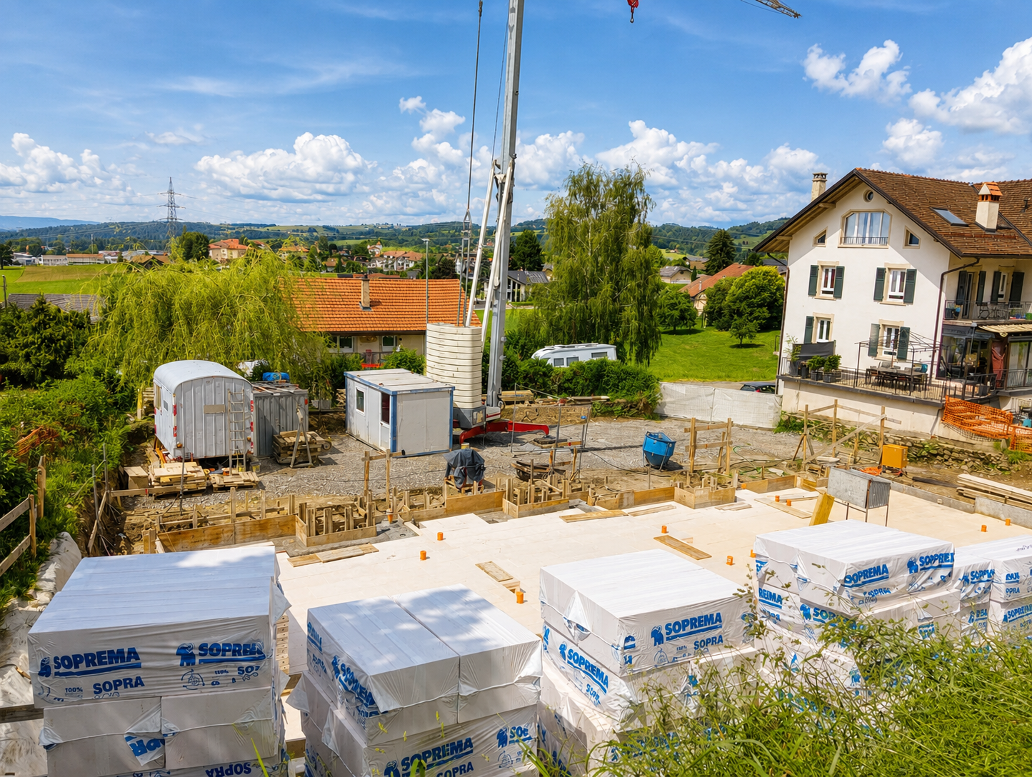Baustelle eines Wohnhauses mit Blick ins Grüne