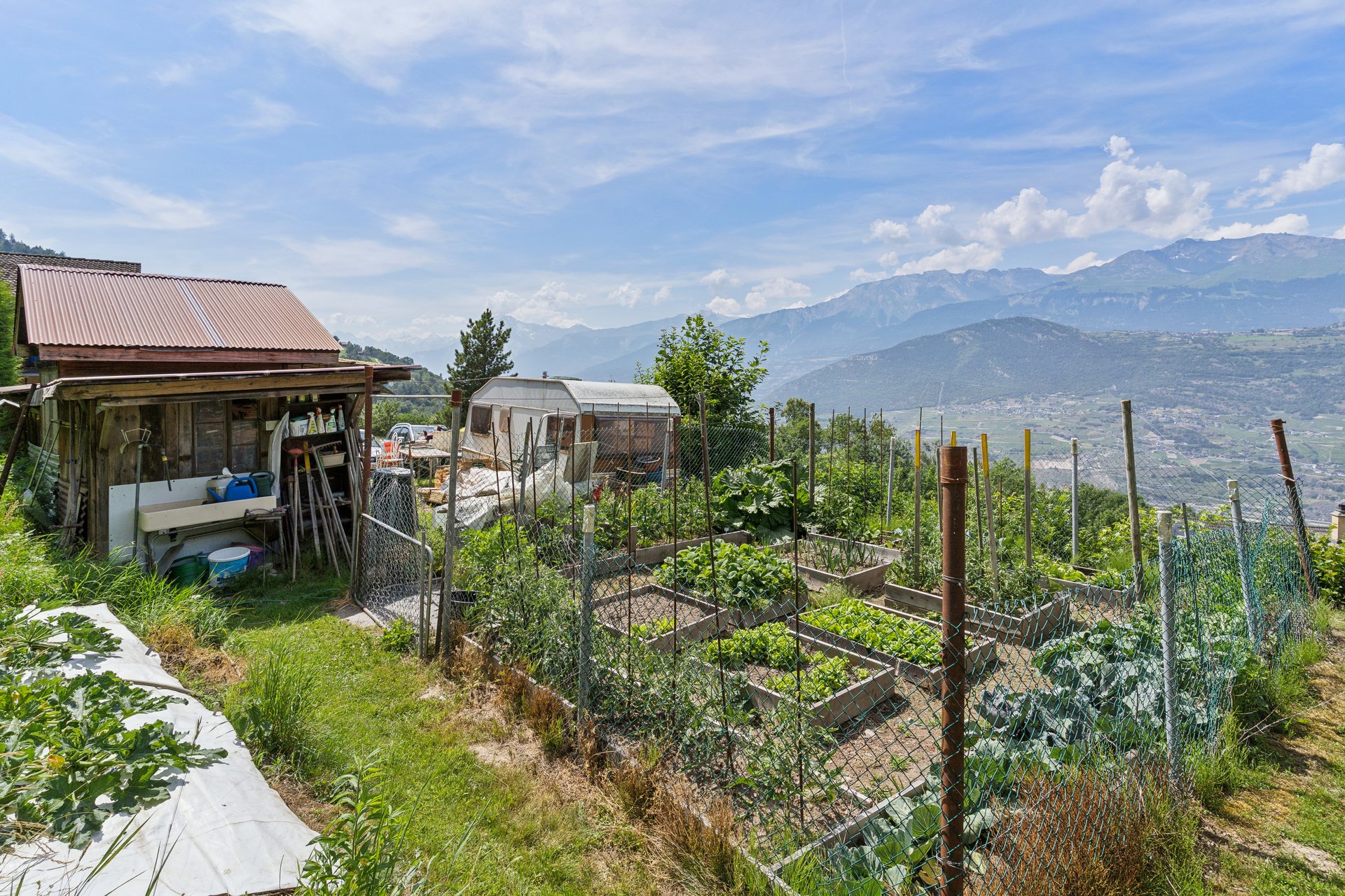Berghang-Garten mit Hütte und Weitblick