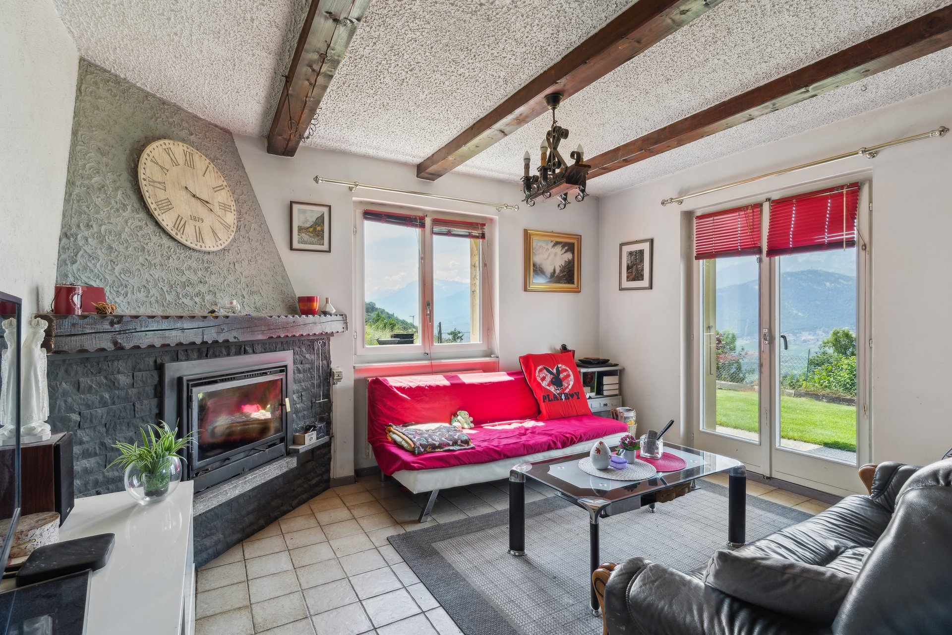 Wohnzimmer mit Kamin und Bergblick