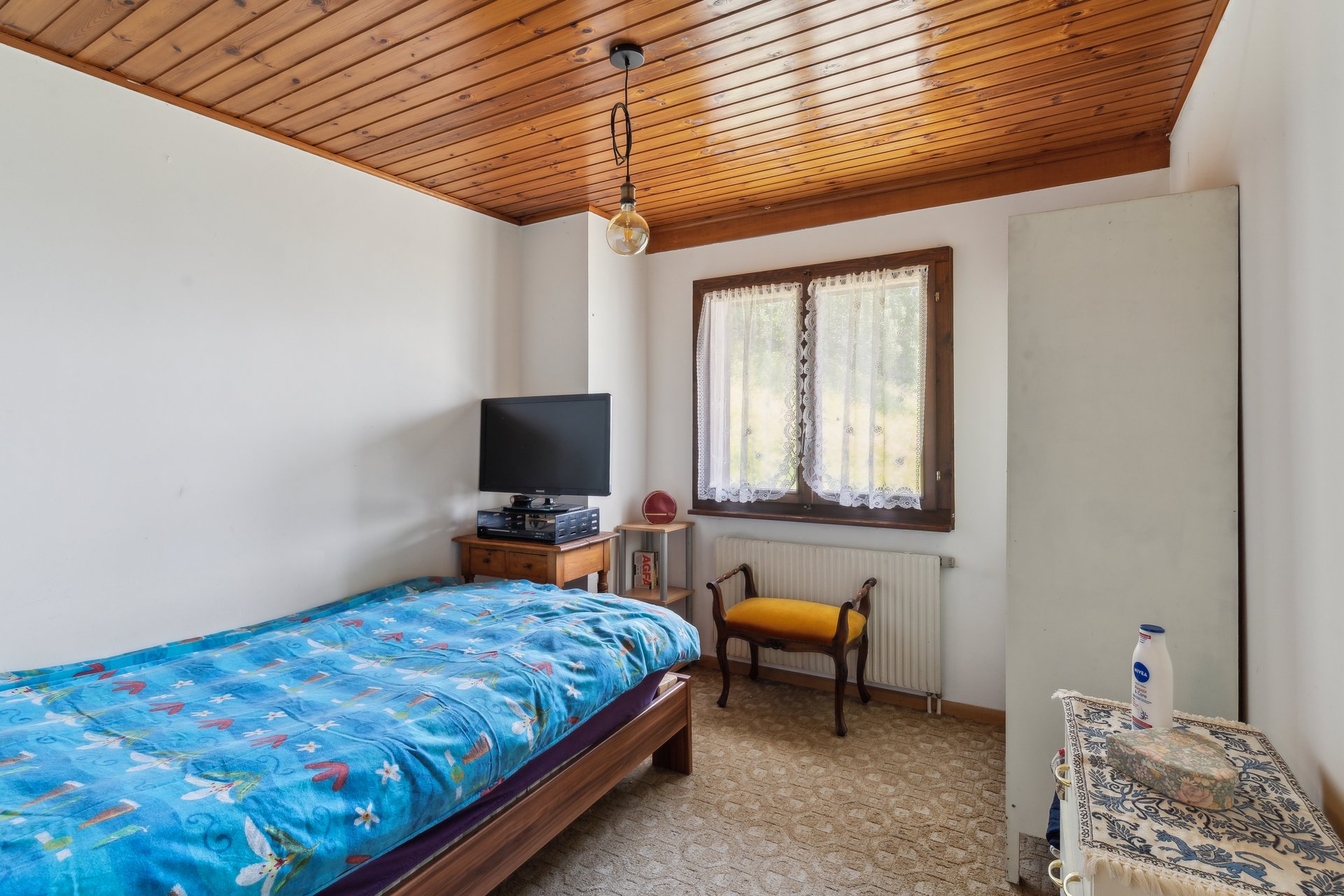 Schlichtes Schlafzimmer mit Holzdecke