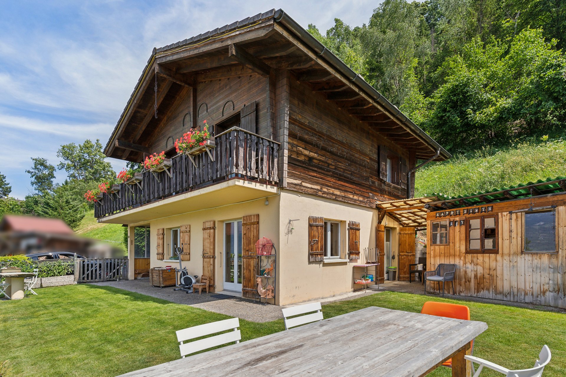 Alpenländisches Holzhaus mit Garten und Terrasse
