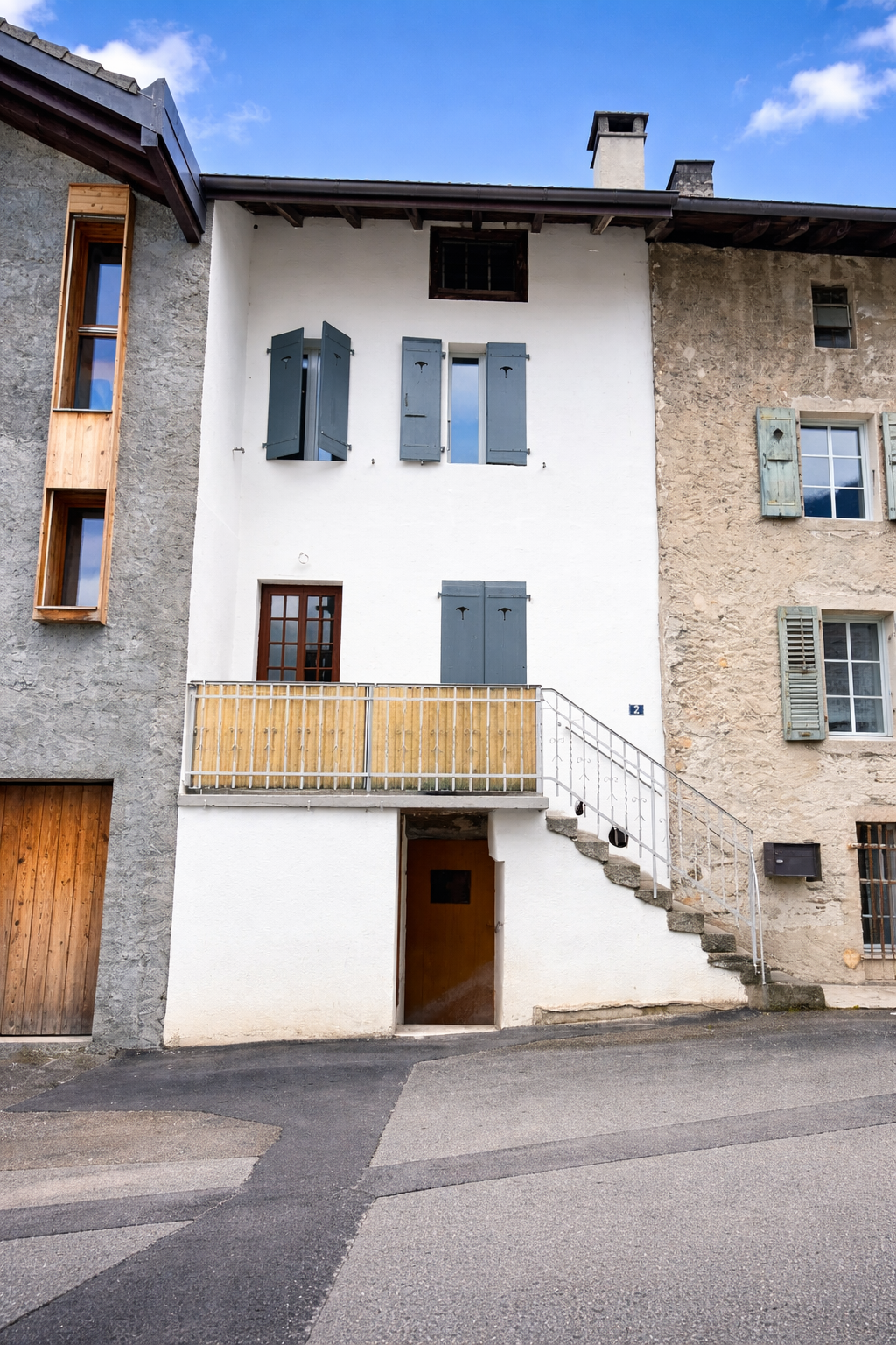 Fassade eines traditionellen Hauses mit Fensterläden