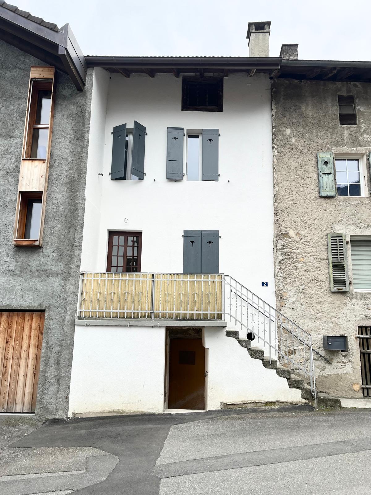 Historische Fassade mit Balkonen und Außenstiege
