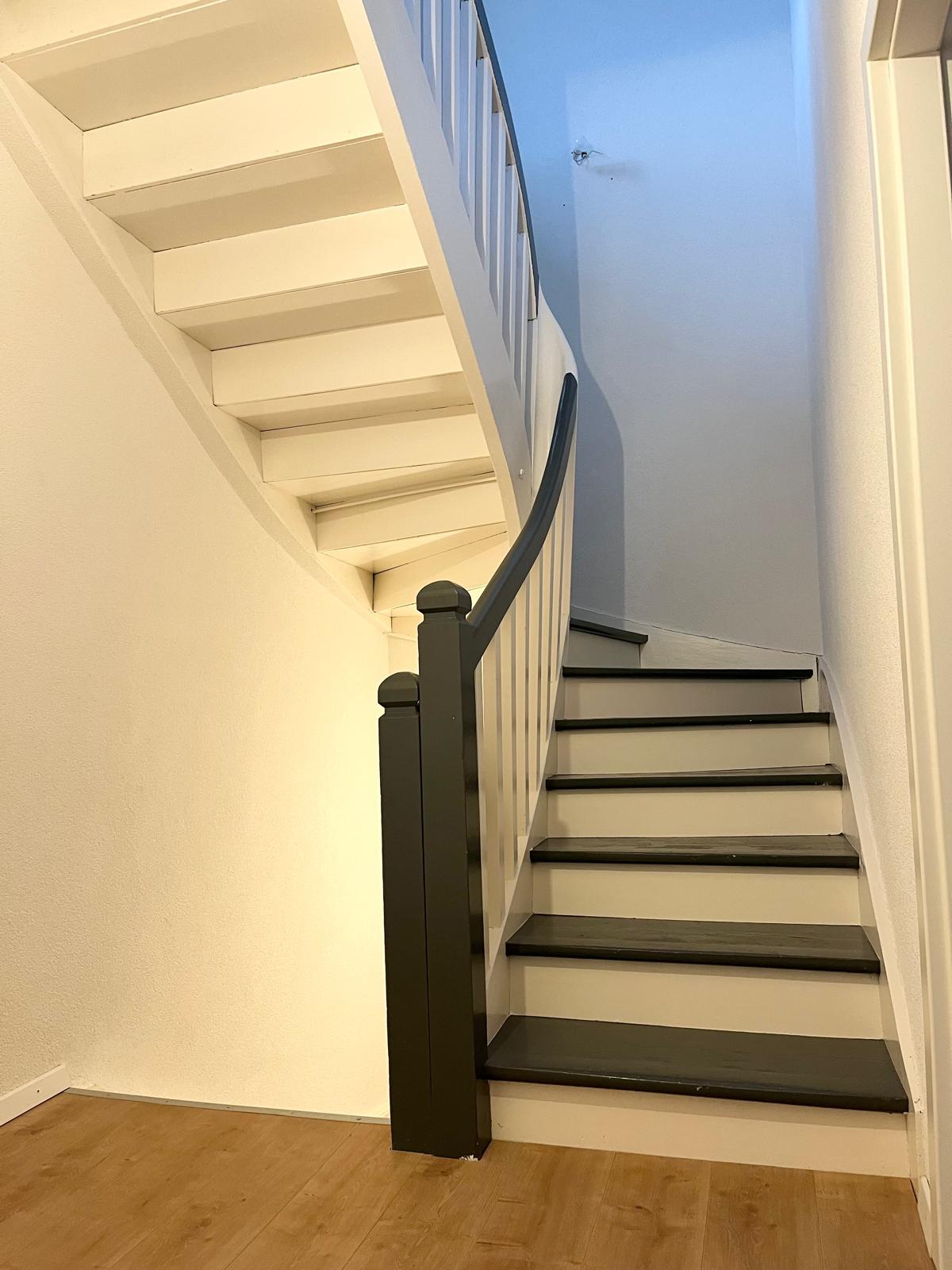 Treppenhaus mit Holztreppe