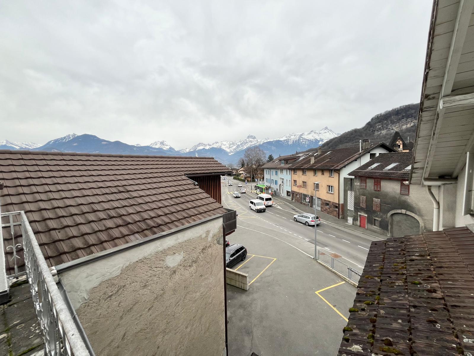 Dach- und Straßenblick mit Bergen