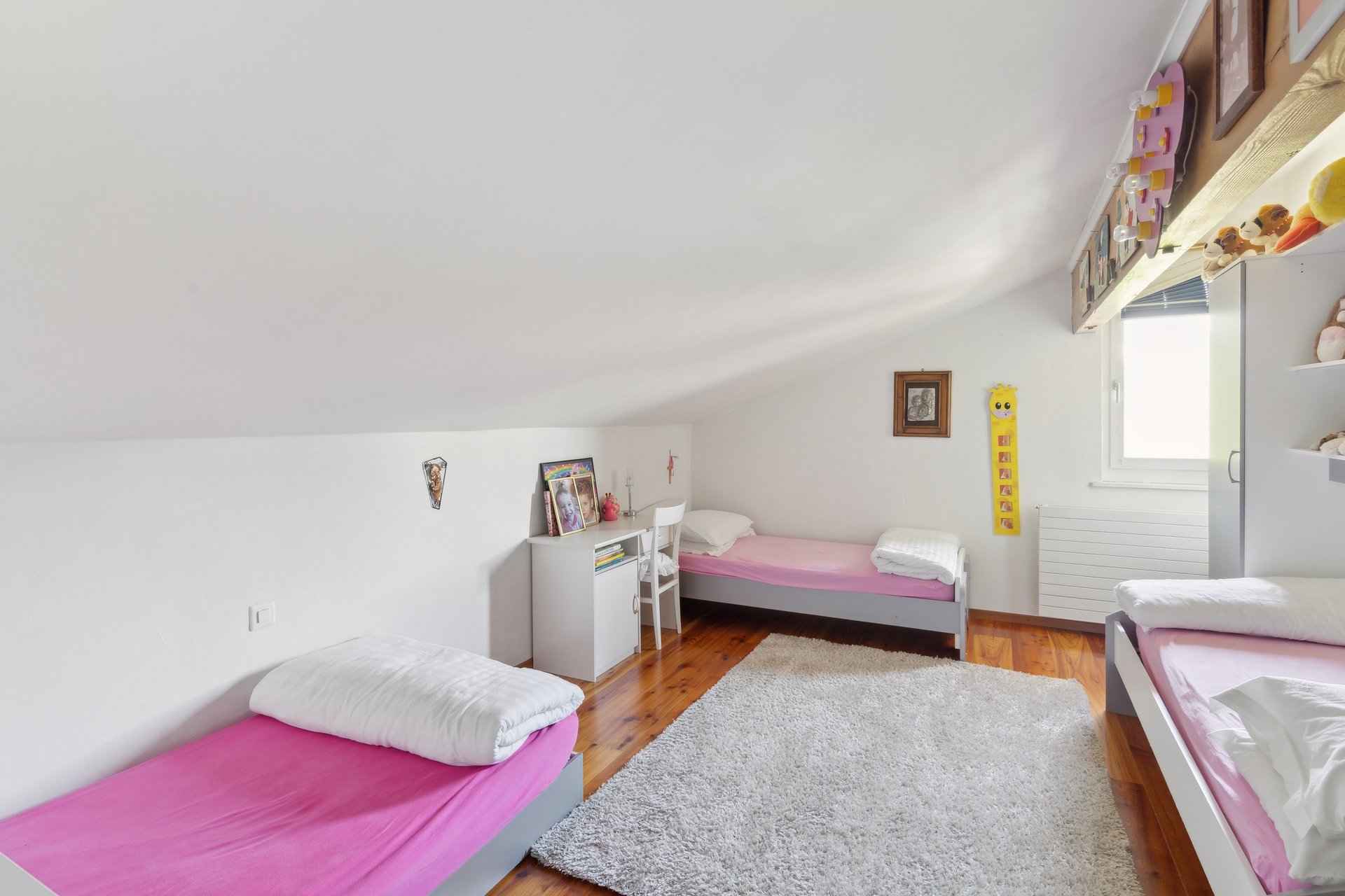 Helles Kinderzimmer im Dachgeschoss