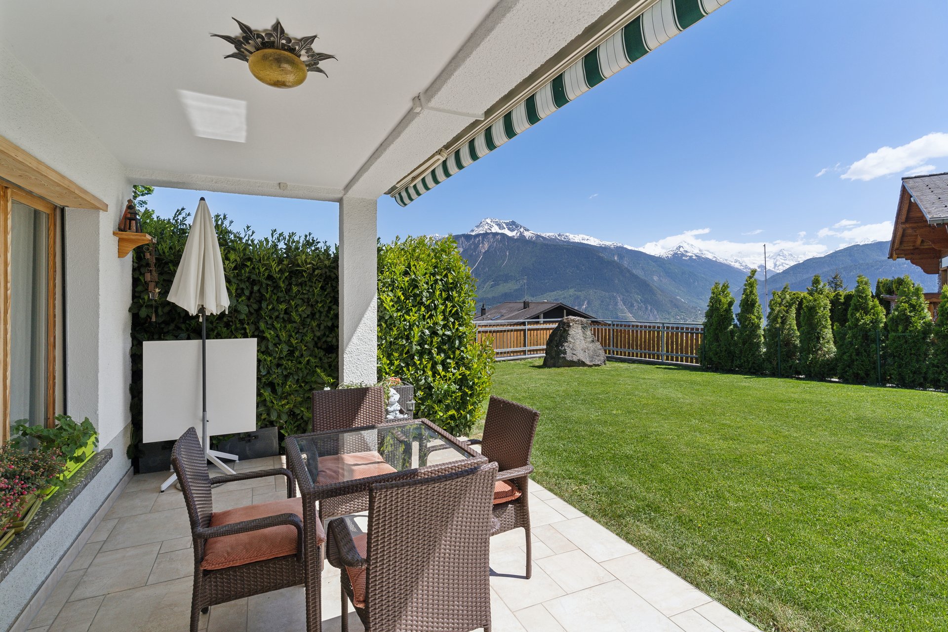 Überdachte Terrasse mit Bergblick